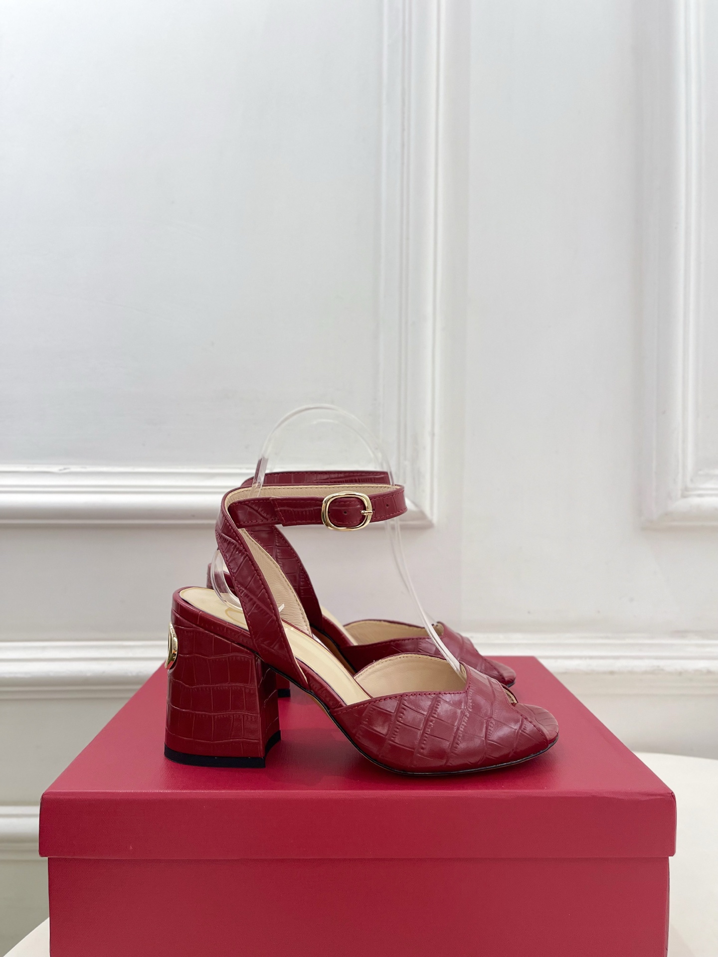Valentino 华伦天奴 26𝐬𝐬2026春夏新品鱼嘴粗跟高跟凉鞋 上新☑️————————————
