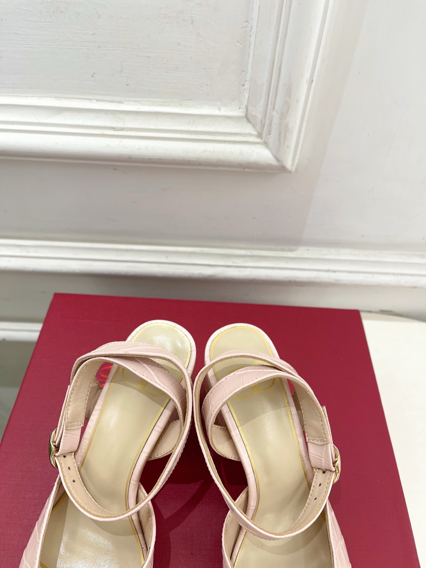 Valentino 华伦天奴 26𝐬𝐬2026春夏新品鱼嘴粗跟高跟凉鞋 上新☑️————————————