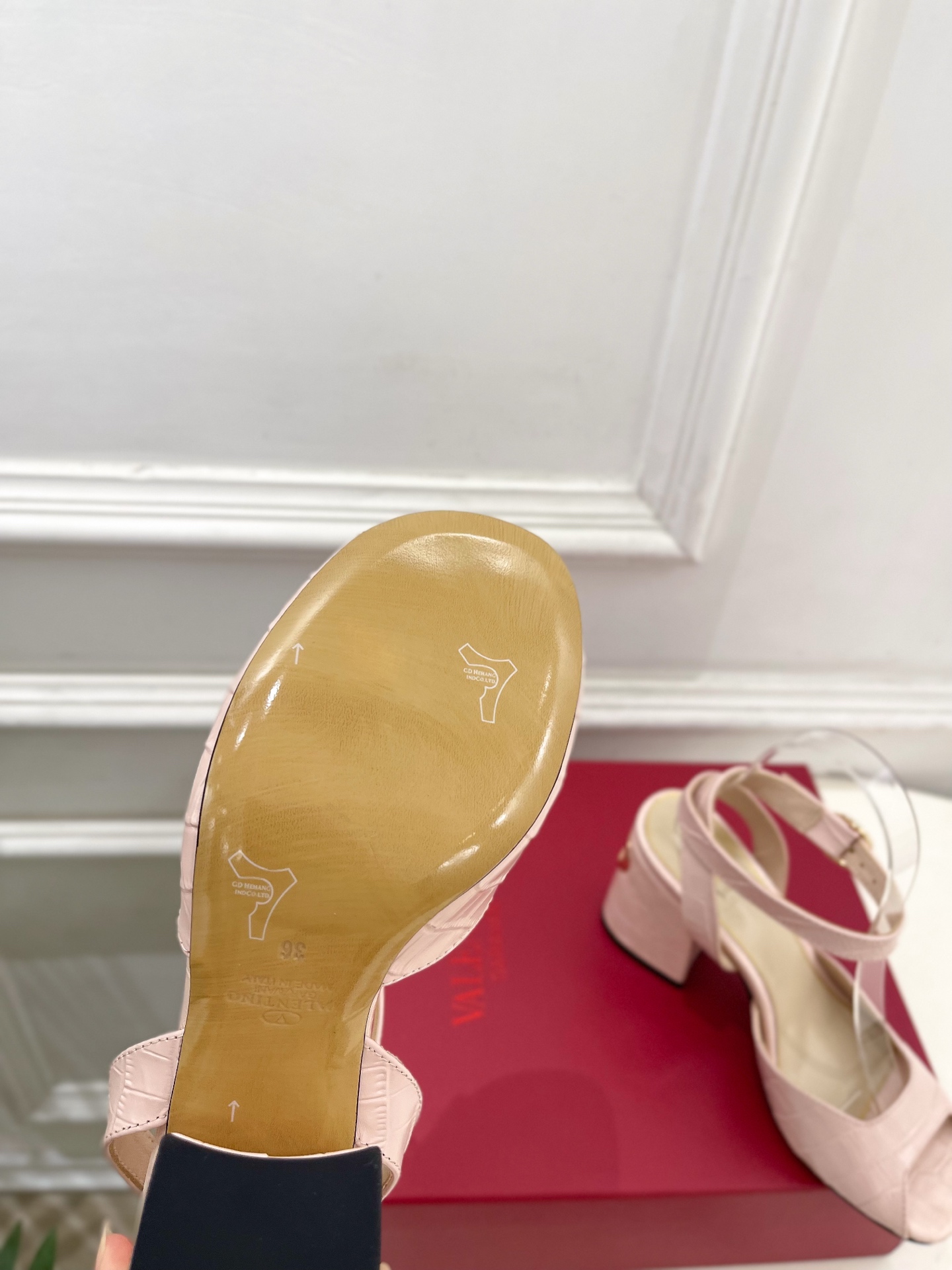 Valentino 华伦天奴 26𝐬𝐬2026春夏新品鱼嘴粗跟高跟凉鞋 上新☑️————————————