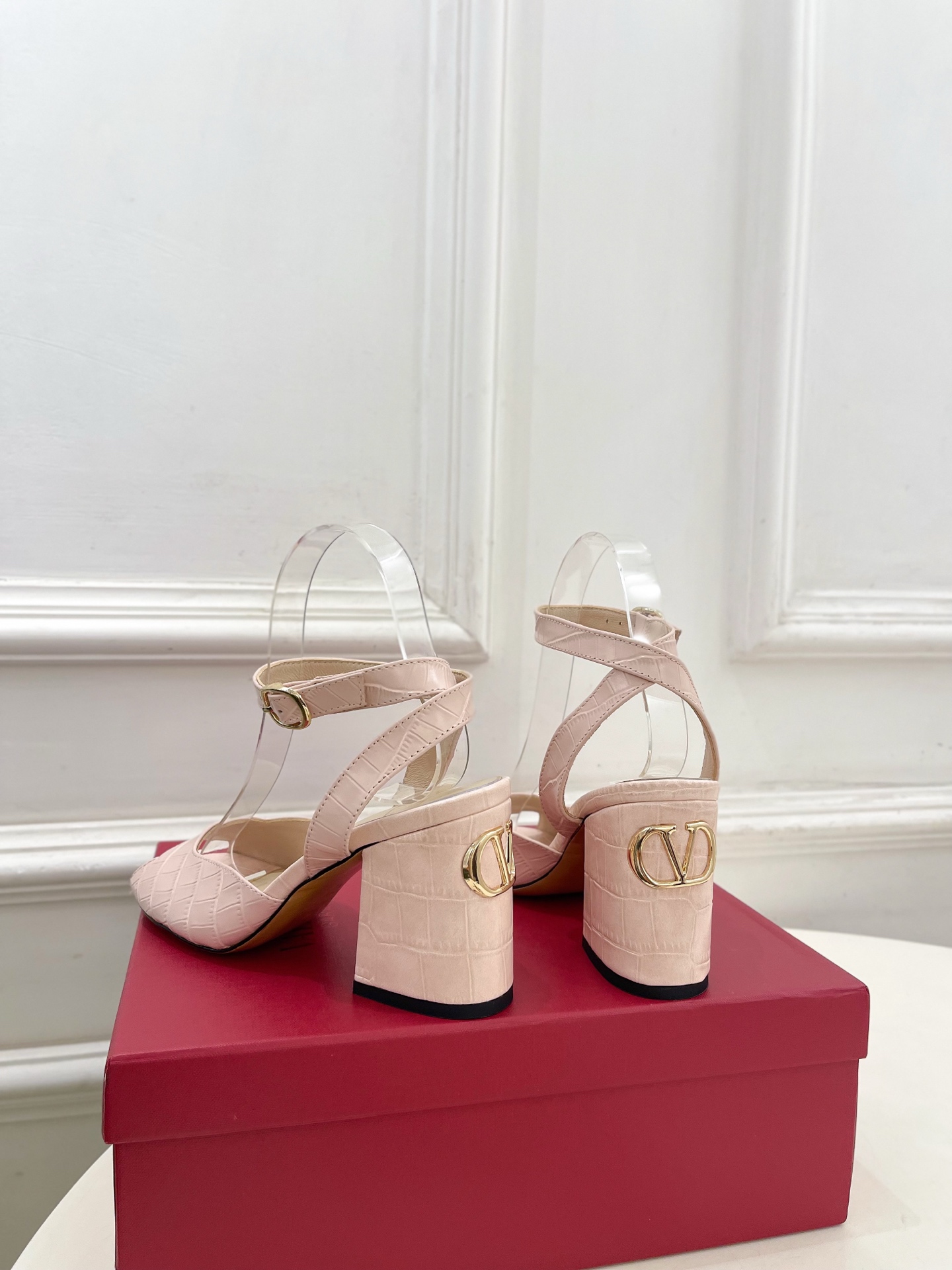 Valentino 华伦天奴 26𝐬𝐬2026春夏新品鱼嘴粗跟高跟凉鞋 上新☑️————————————