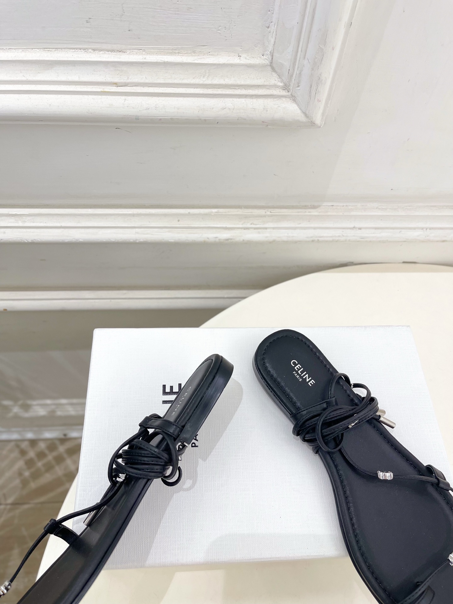 CELINE  | 赛琳  26𝐬𝐬 💛2026春夏最新爆款 凯旋门夹趾绑带平底凉鞋 系列上新！🔜 BS