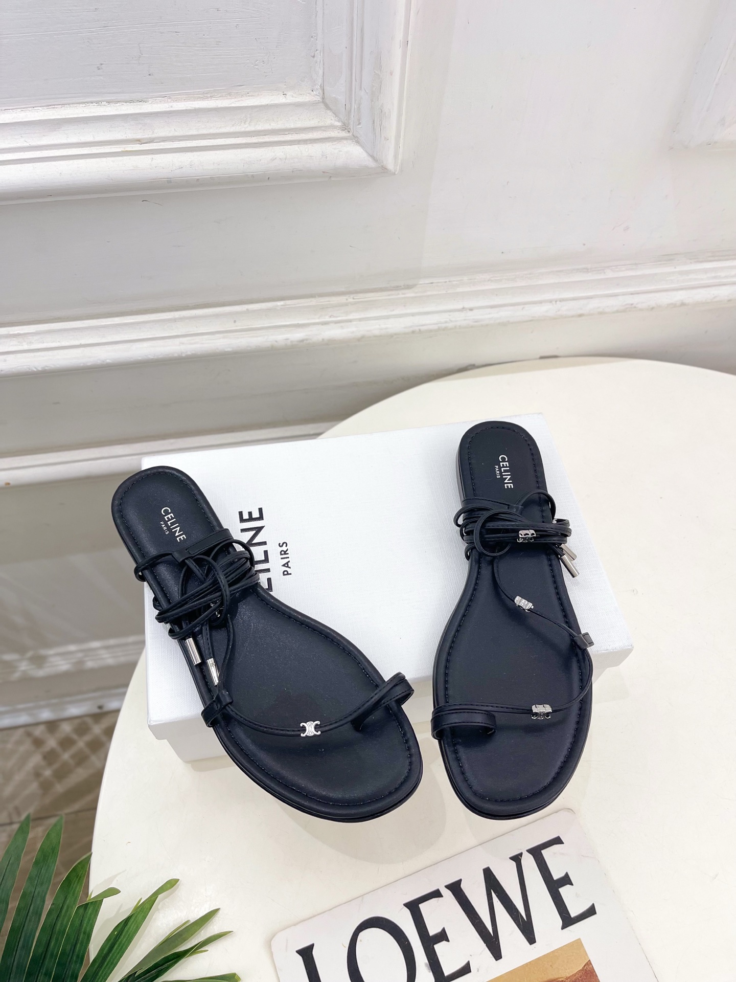 CELINE  | 赛琳  26𝐬𝐬 💛2026春夏最新爆款 凯旋门夹趾绑带平底凉鞋 系列上新！🔜 BS