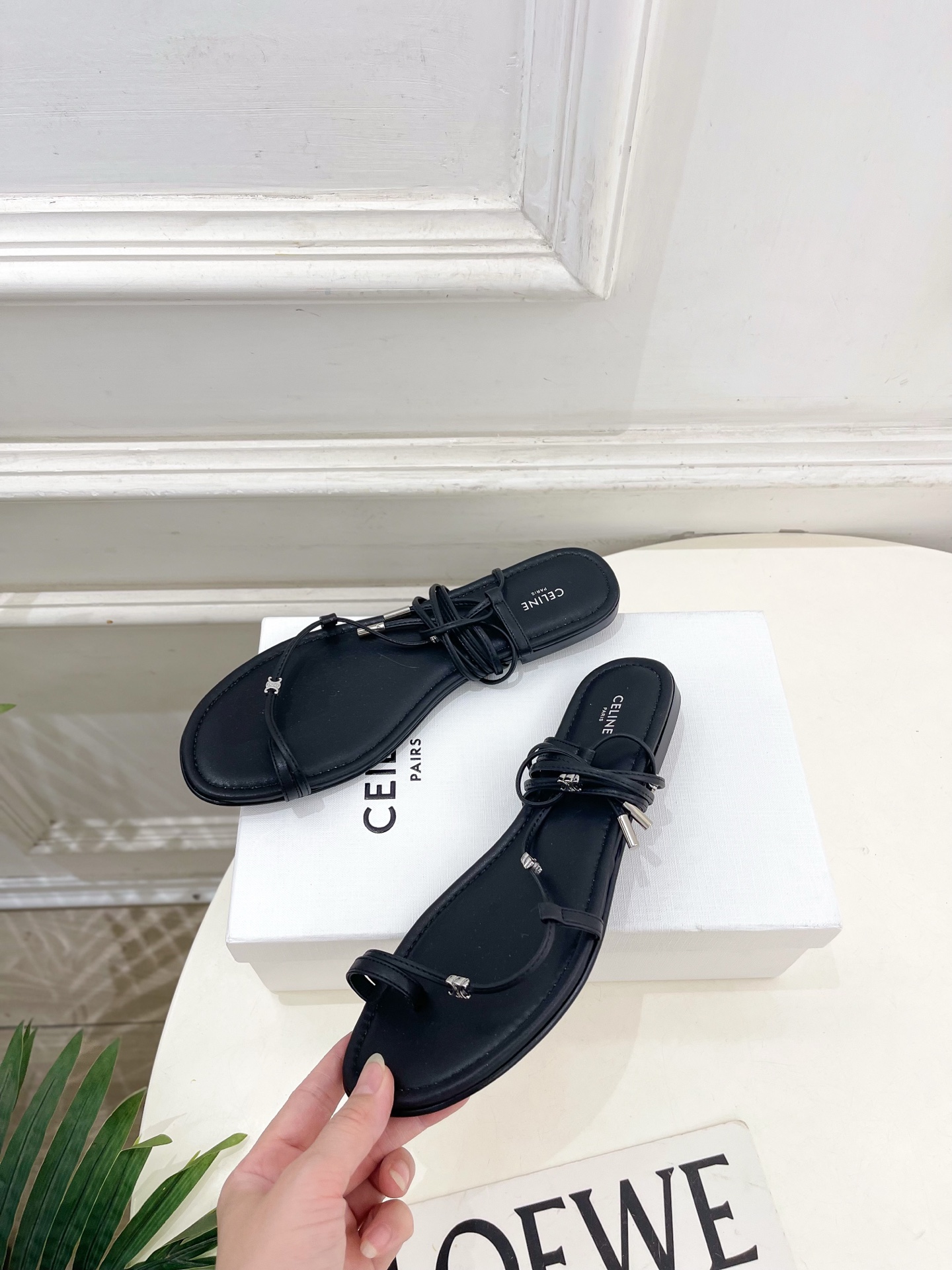 CELINE  | 赛琳  26𝐬𝐬 💛2026春夏最新爆款 凯旋门夹趾绑带平底凉鞋 系列上新！🔜 BS