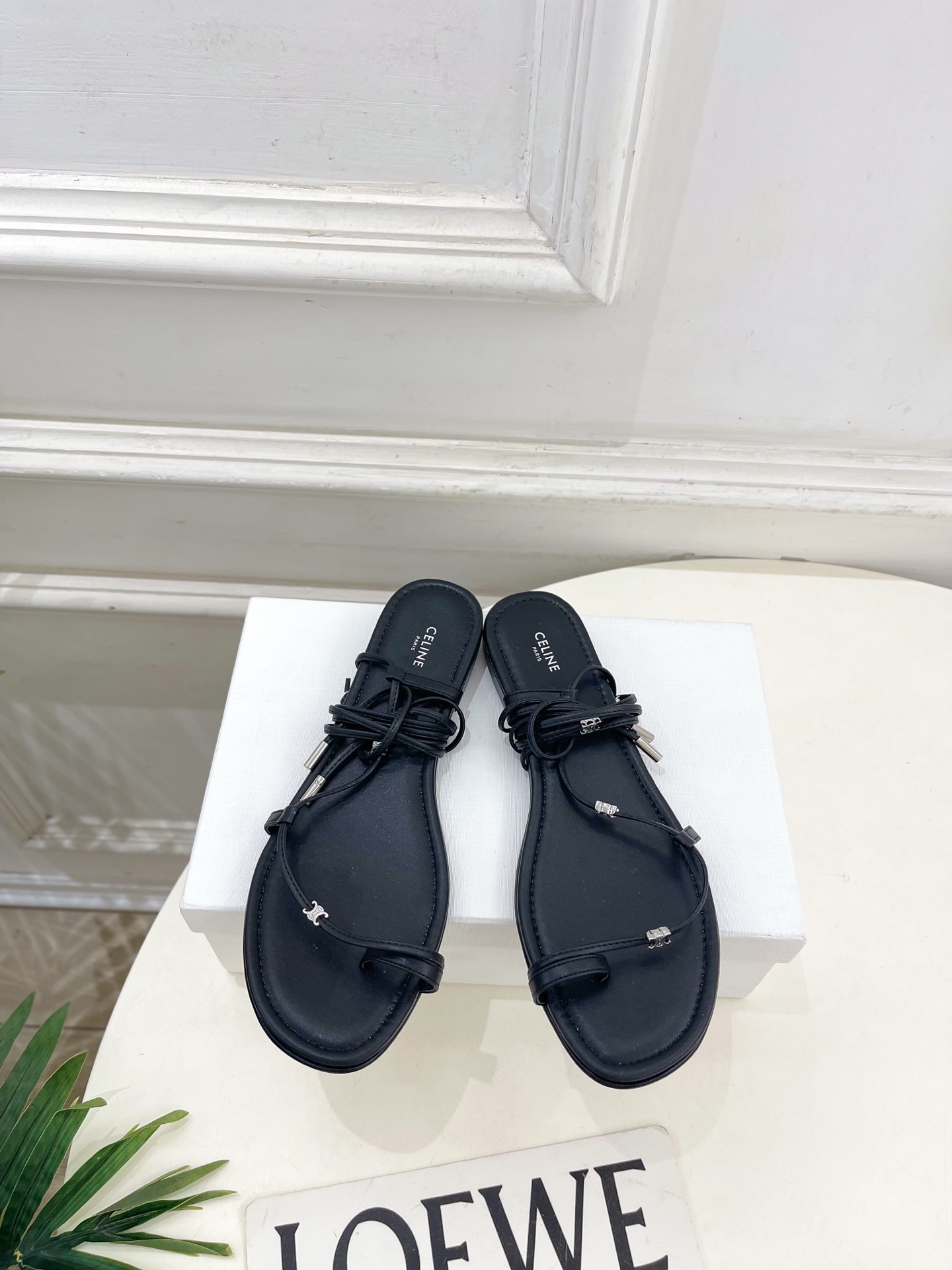 CELINE  | 赛琳  26𝐬𝐬 💛2026春夏最新爆款 凯旋门夹趾绑带平底凉鞋 系列上新！🔜 BS
