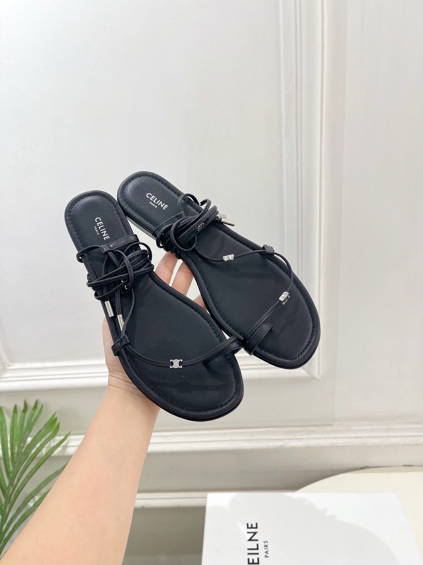 CELINE  | 赛琳  26𝐬𝐬 💛2026春夏最新爆款 凯旋门夹趾绑带平底凉鞋 系列上新！🔜 BS