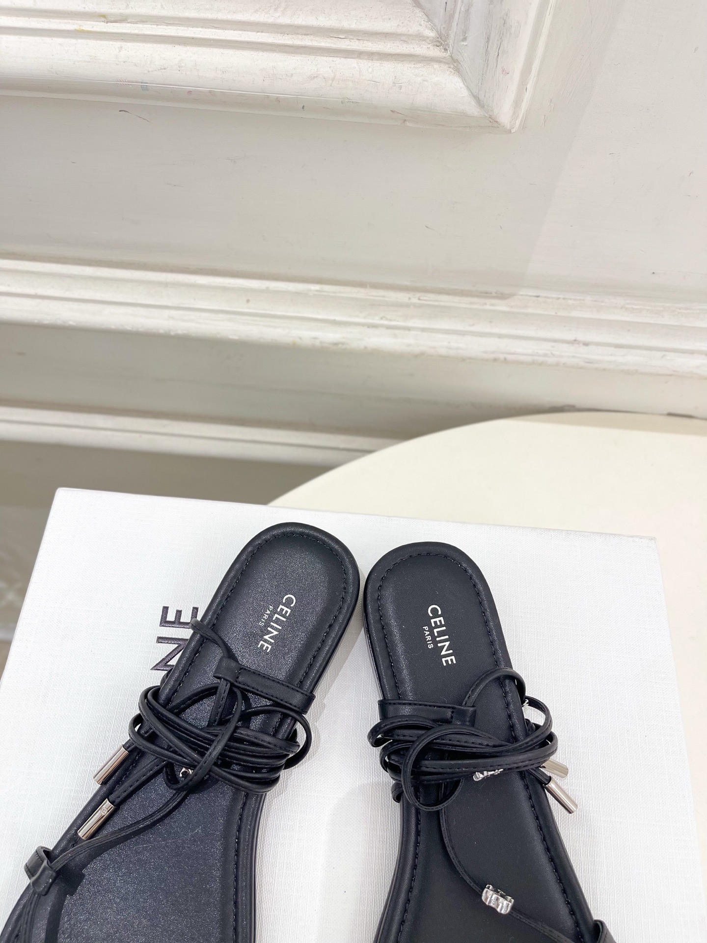 CELINE  | 赛琳  26𝐬𝐬 💛2026春夏最新爆款 凯旋门夹趾绑带平底凉鞋 系列上新！🔜 BS