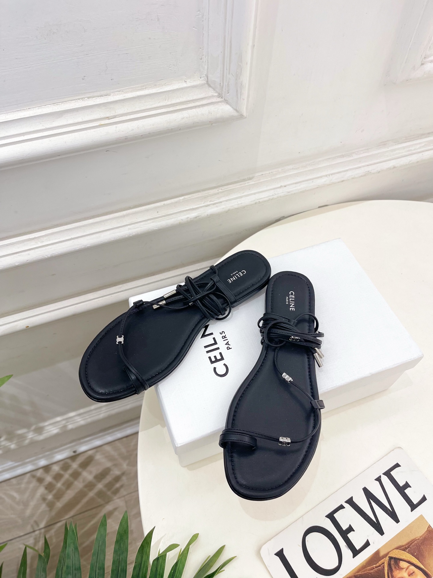 CELINE  | 赛琳  26𝐬𝐬 💛2026春夏最新爆款 凯旋门夹趾绑带平底凉鞋 系列上新！🔜 BS