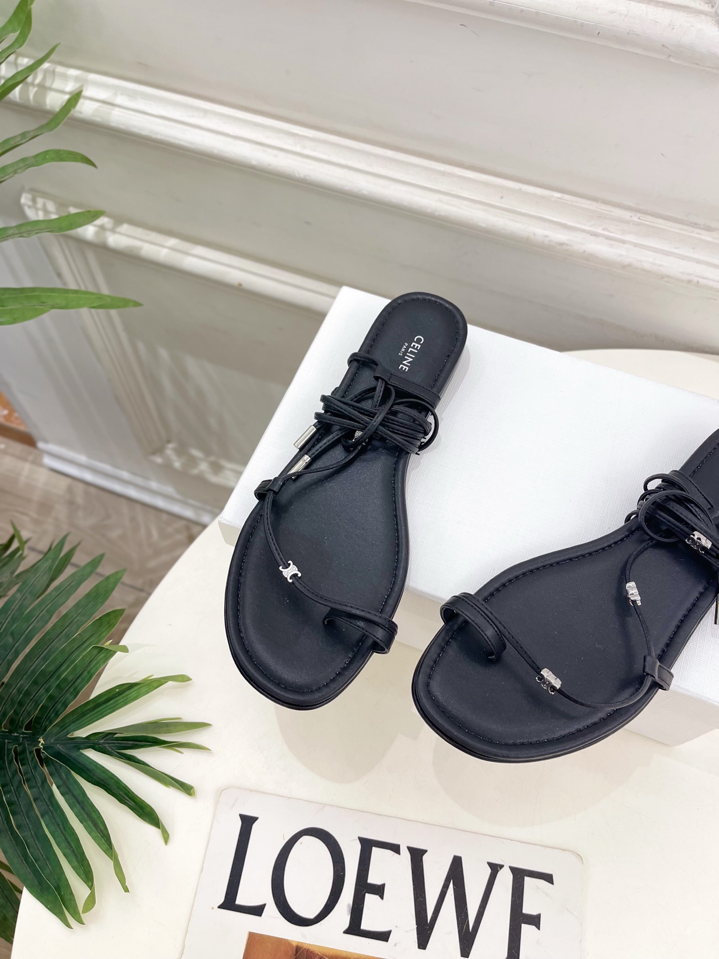 CELINE  | 赛琳  26𝐬𝐬 💛2026春夏最新爆款 凯旋门夹趾绑带平底凉鞋 系列上新！🔜 BS