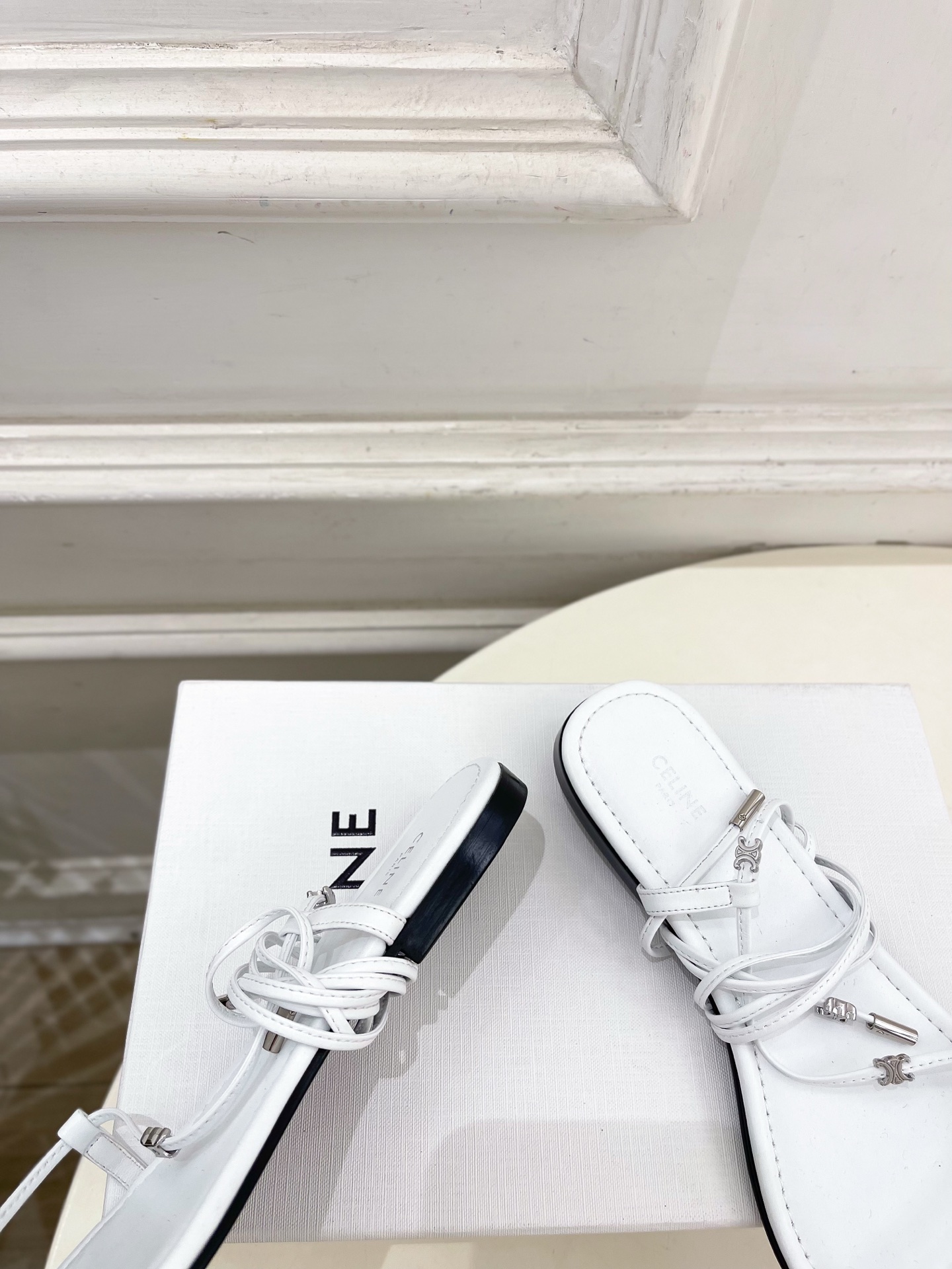 CELINE  | 赛琳  26𝐬𝐬 💛2026春夏最新爆款 凯旋门夹趾绑带平底凉鞋 系列上新！🔜 BS