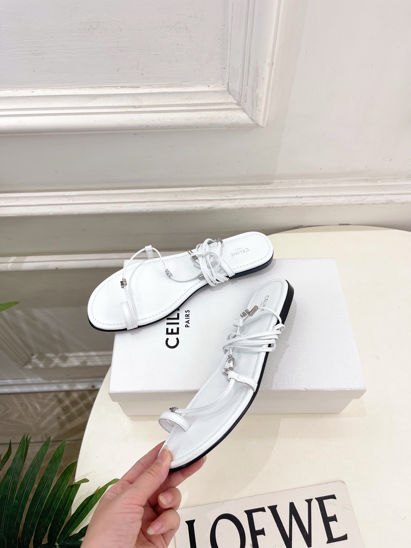 CELINE  | 赛琳  26𝐬𝐬 💛2026春夏最新爆款 凯旋门夹趾绑带平底凉鞋 系列上新！🔜 BS