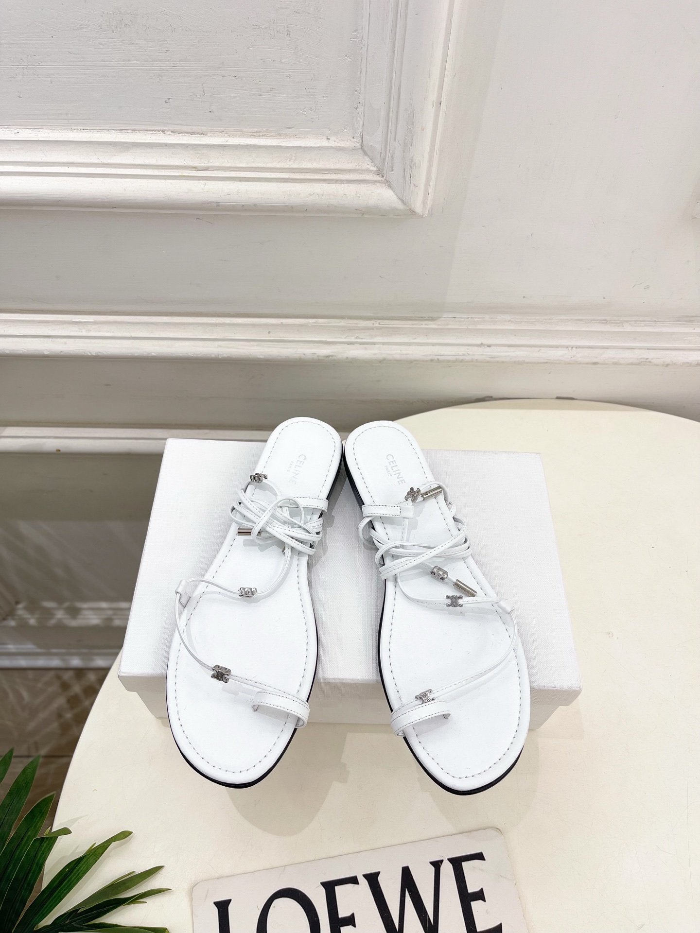 CELINE  | 赛琳  26𝐬𝐬 💛2026春夏最新爆款 凯旋门夹趾绑带平底凉鞋 系列上新！🔜 BS
