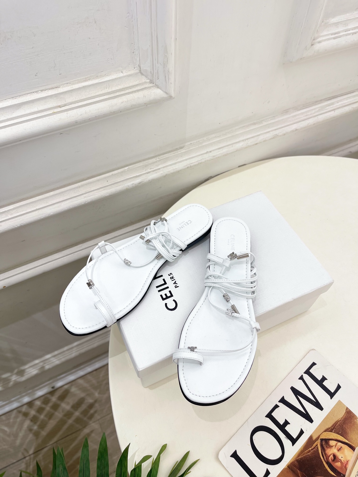 CELINE  | 赛琳  26𝐬𝐬 💛2026春夏最新爆款 凯旋门夹趾绑带平底凉鞋 系列上新！🔜 BS