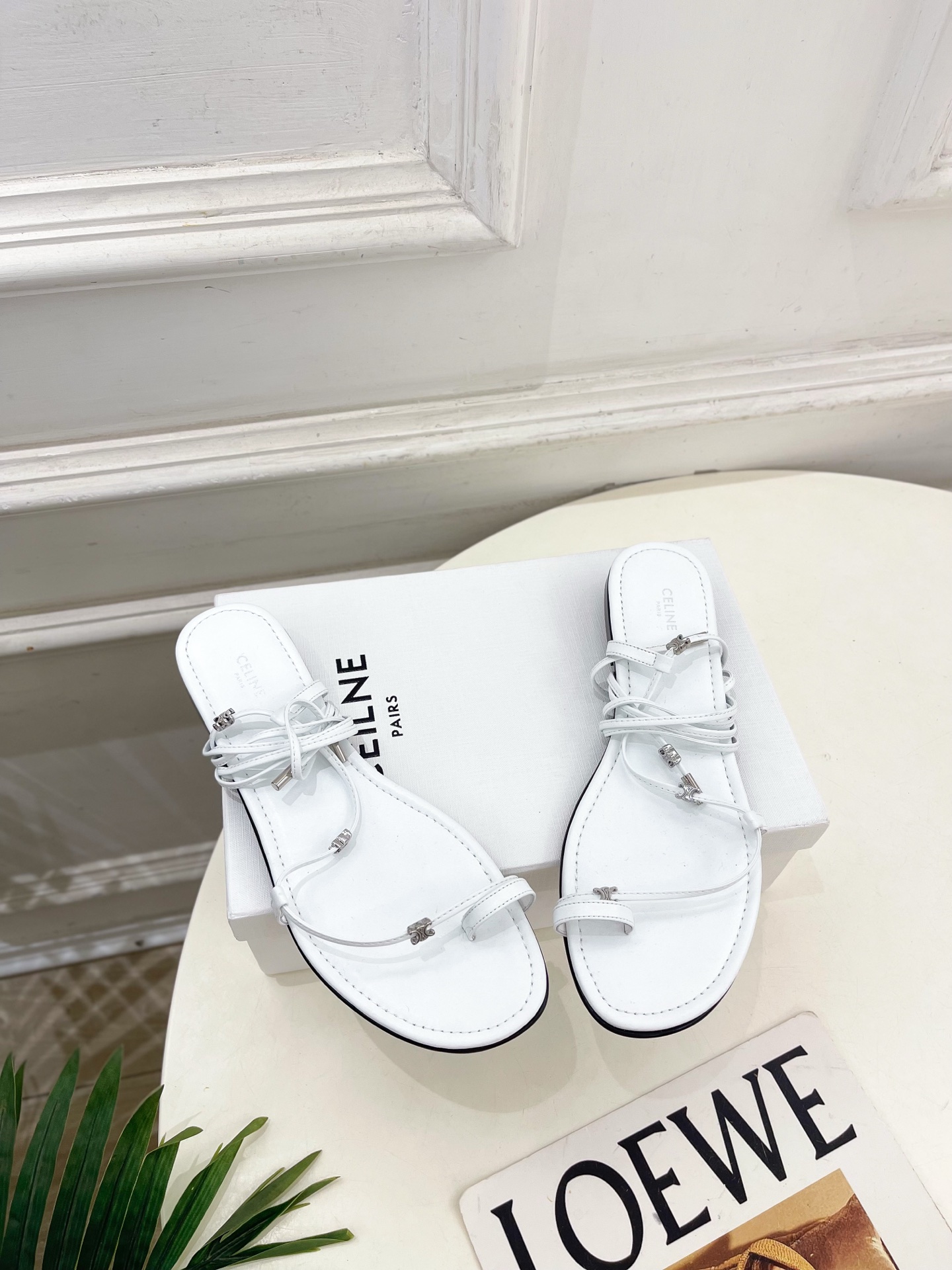 CELINE  | 赛琳  26𝐬𝐬 💛2026春夏最新爆款 凯旋门夹趾绑带平底凉鞋 系列上新！🔜 BS