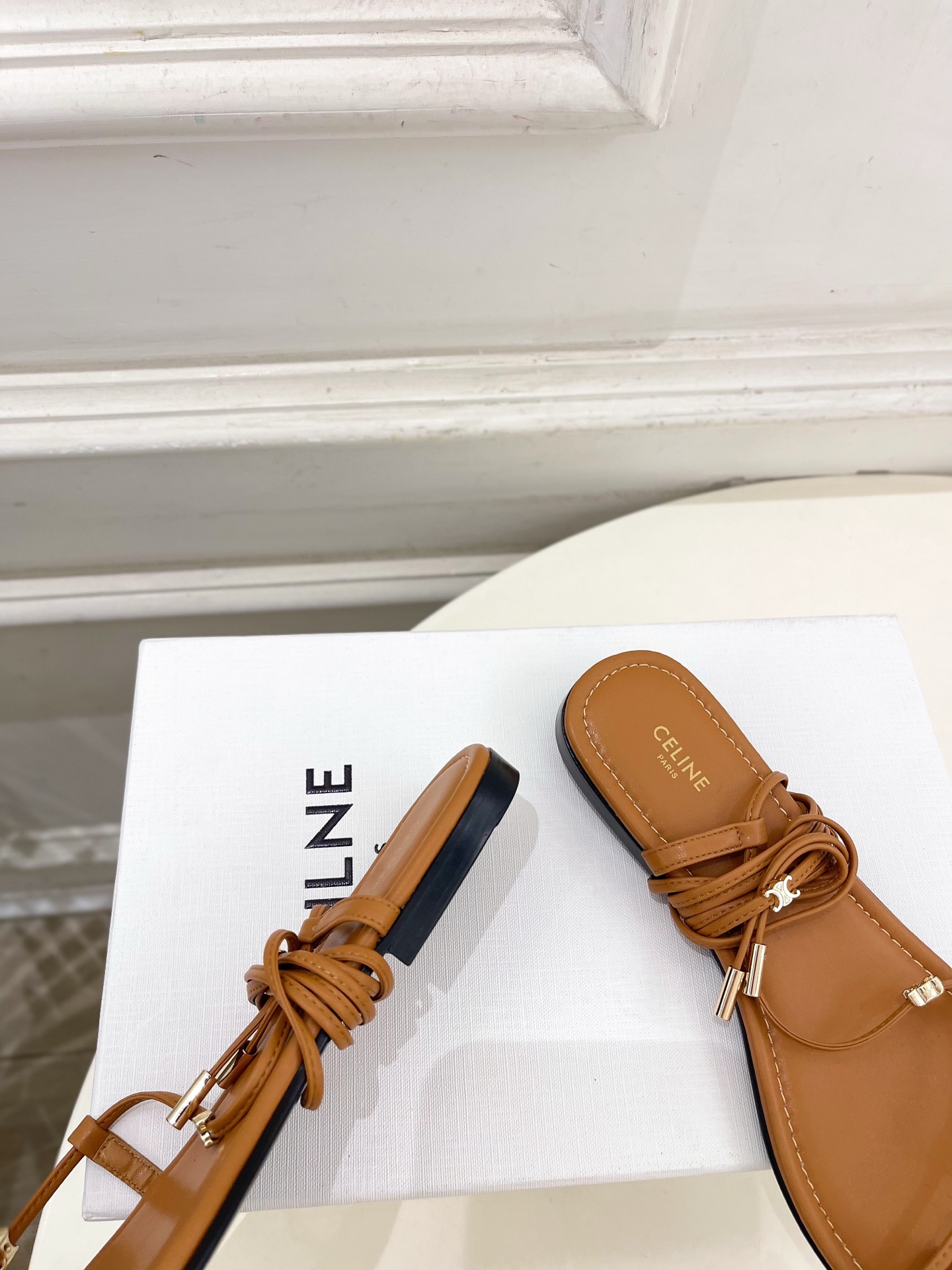 CELINE  | 赛琳  26𝐬𝐬 💛2026春夏最新爆款 凯旋门夹趾绑带平底凉鞋 系列上新！🔜 BS