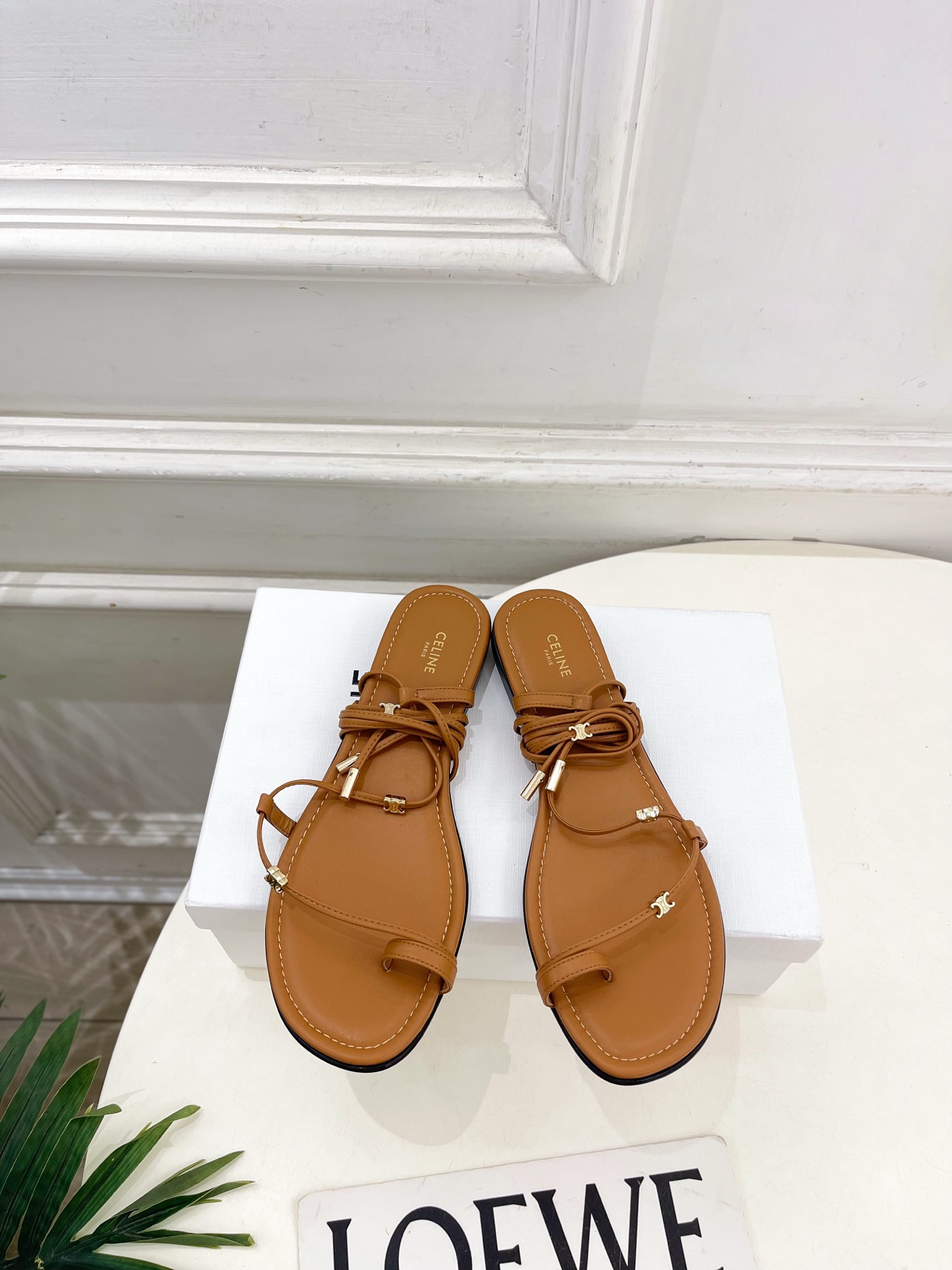 CELINE  | 赛琳  26𝐬𝐬 💛2026春夏最新爆款 凯旋门夹趾绑带平底凉鞋 系列上新！🔜 BS