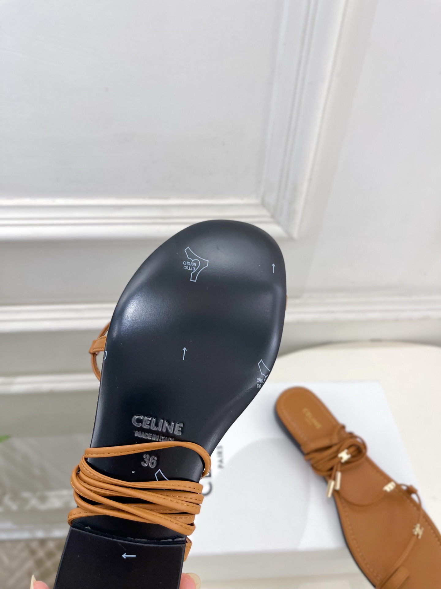 CELINE  | 赛琳  26𝐬𝐬 💛2026春夏最新爆款 凯旋门夹趾绑带平底凉鞋 系列上新！🔜 BS