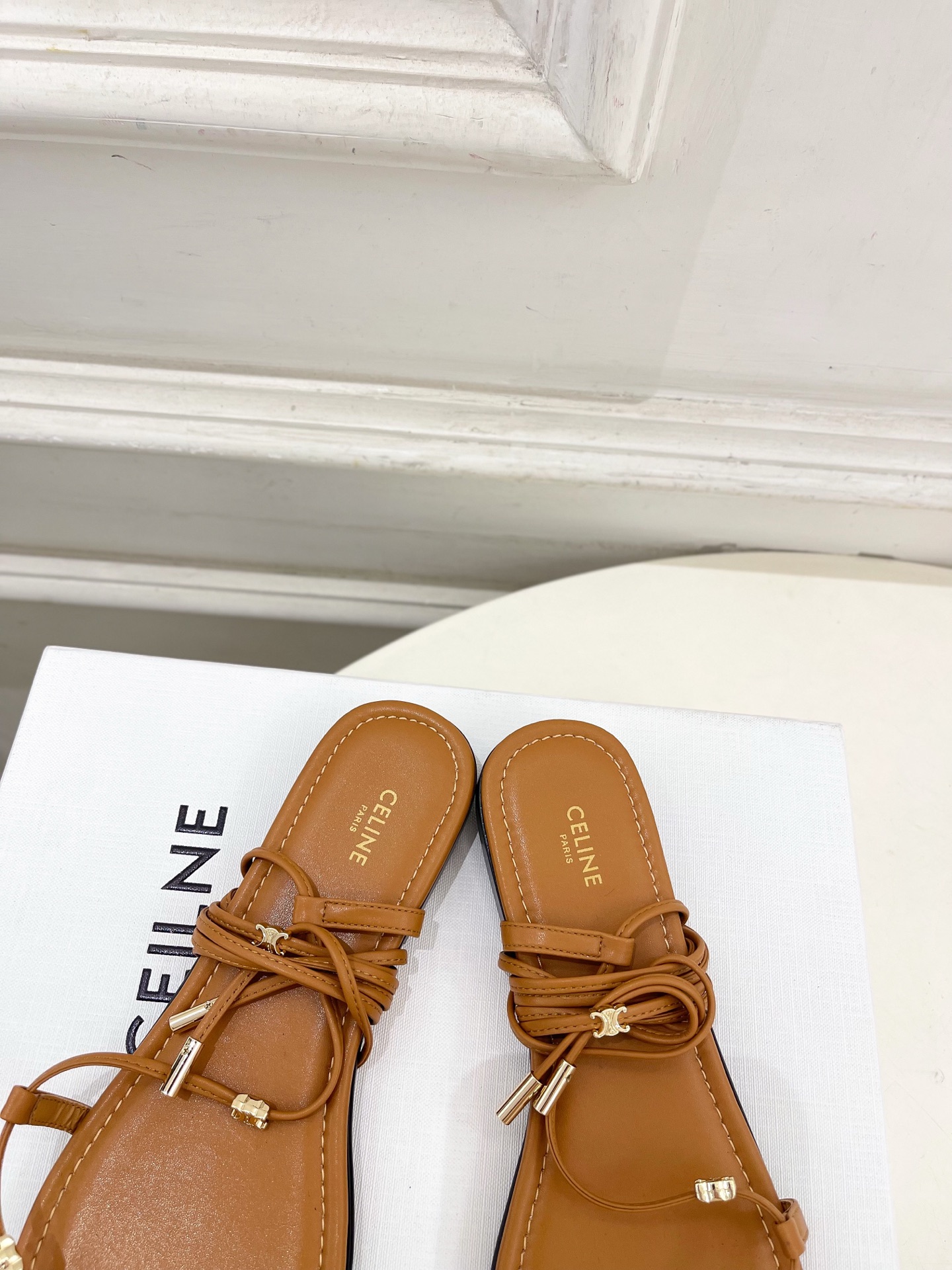 CELINE  | 赛琳  26𝐬𝐬 💛2026春夏最新爆款 凯旋门夹趾绑带平底凉鞋 系列上新！🔜 BS