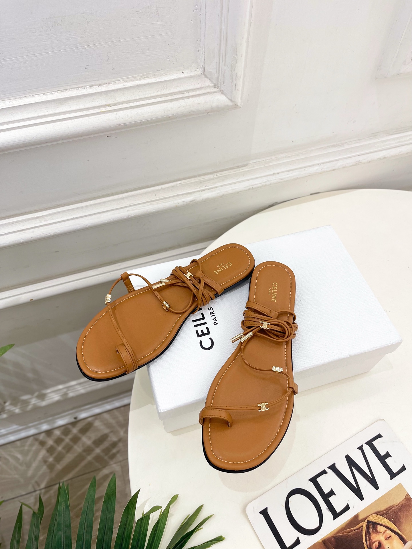 CELINE  | 赛琳  26𝐬𝐬 💛2026春夏最新爆款 凯旋门夹趾绑带平底凉鞋 系列上新！🔜 BS