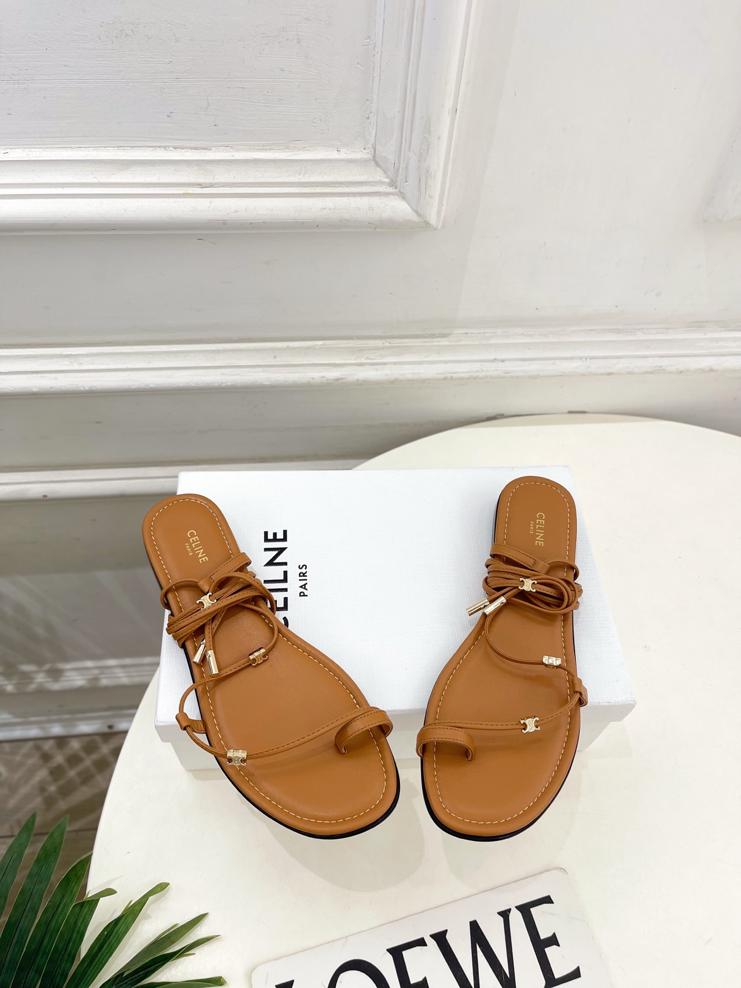 CELINE  | 赛琳  26𝐬𝐬 💛2026春夏最新爆款 凯旋门夹趾绑带平底凉鞋 系列上新！🔜 BS