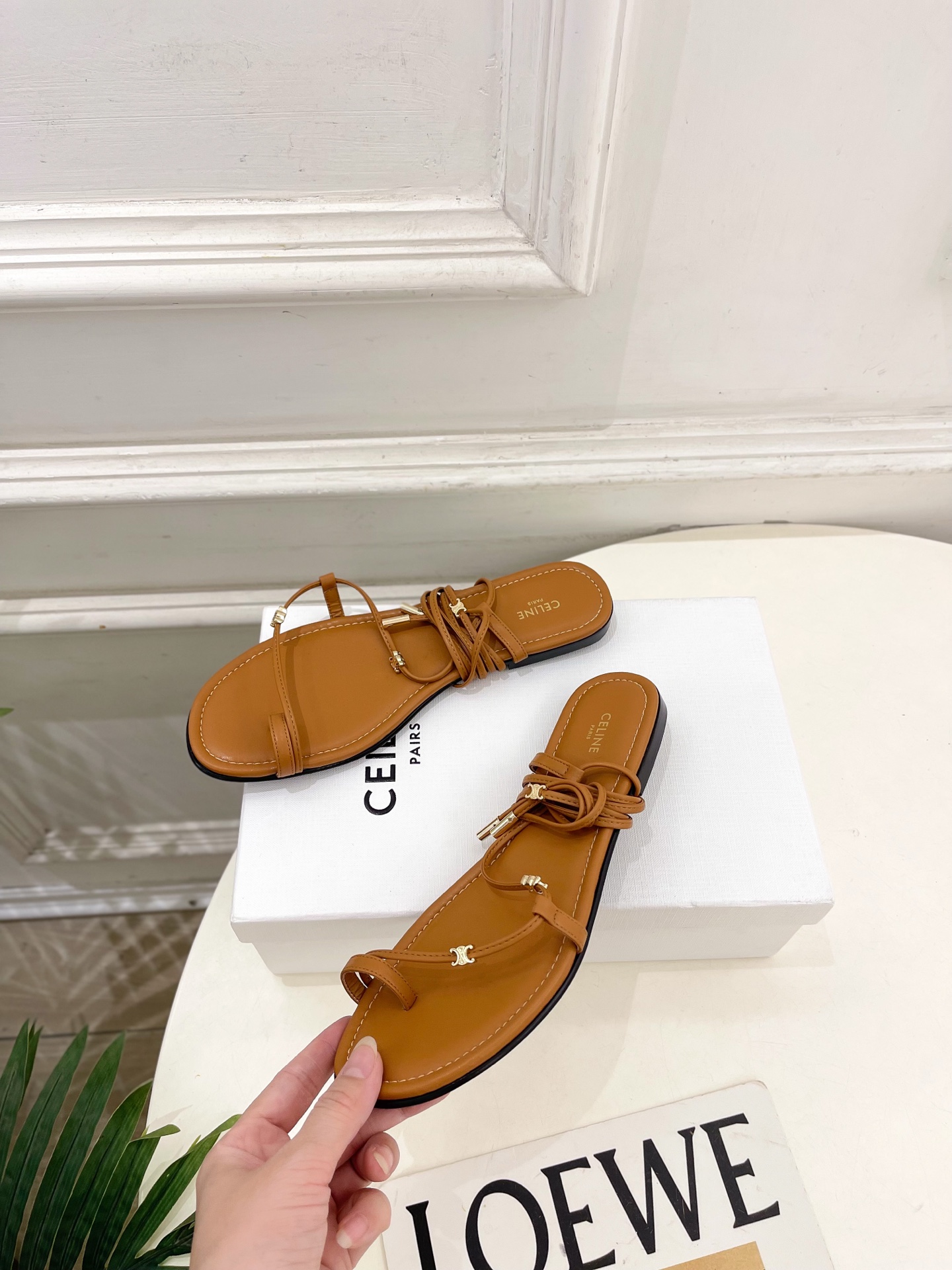 CELINE  | 赛琳  26𝐬𝐬 💛2026春夏最新爆款 凯旋门夹趾绑带平底凉鞋 系列上新！🔜 BS