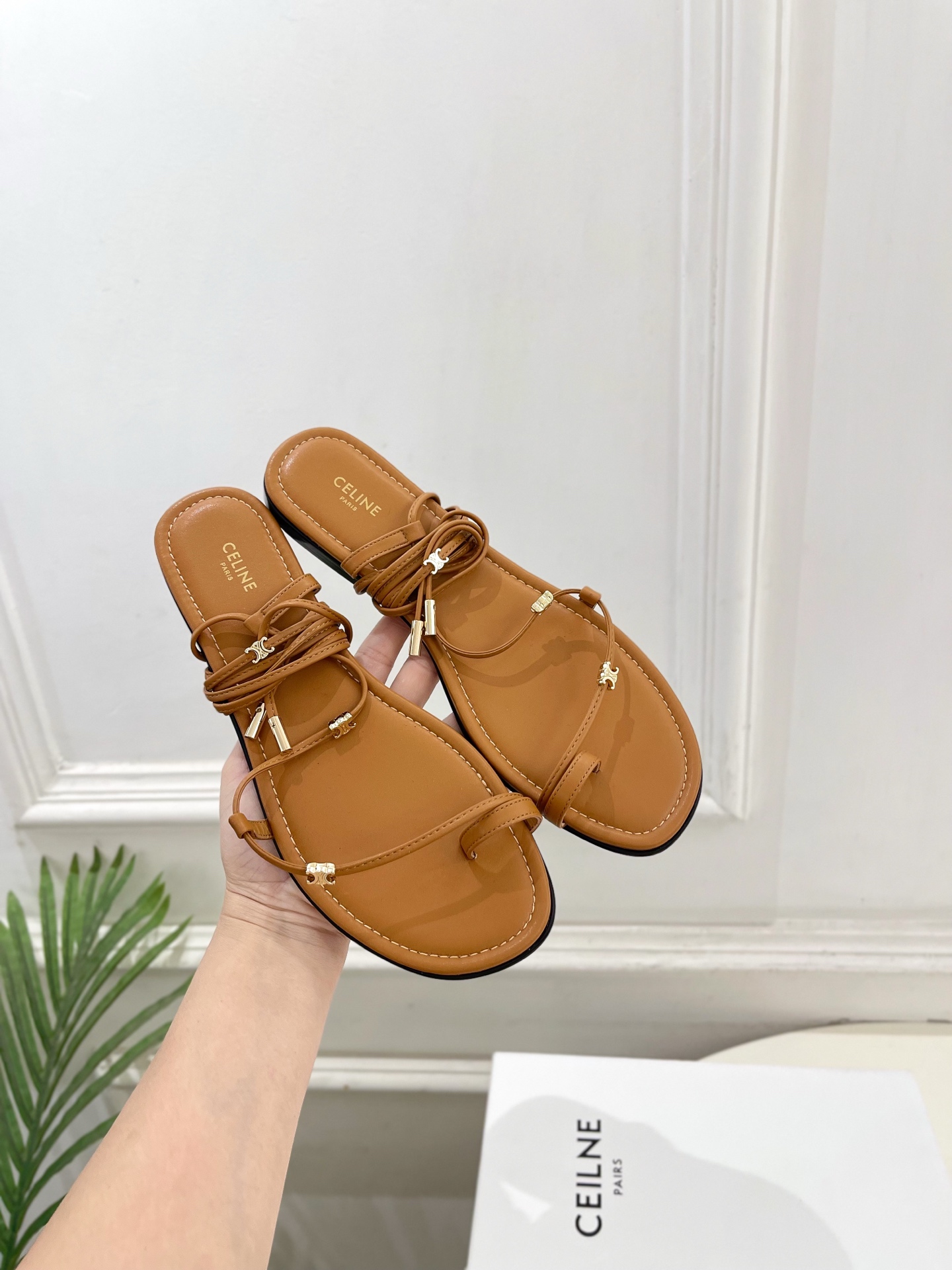 CELINE  | 赛琳  26𝐬𝐬 💛2026春夏最新爆款 凯旋门夹趾绑带平底凉鞋 系列上新！🔜 BS