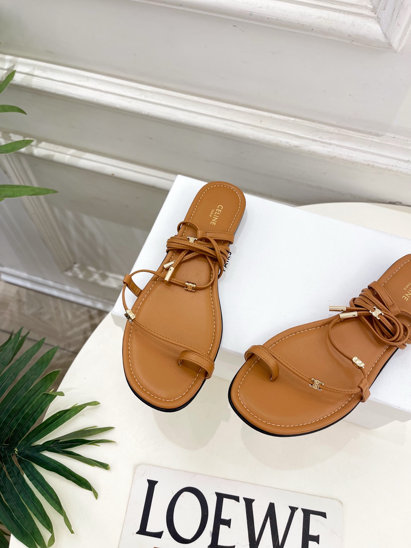 CELINE  | 赛琳  26𝐬𝐬 💛2026春夏最新爆款 凯旋门夹趾绑带平底凉鞋 系列上新！🔜 BS