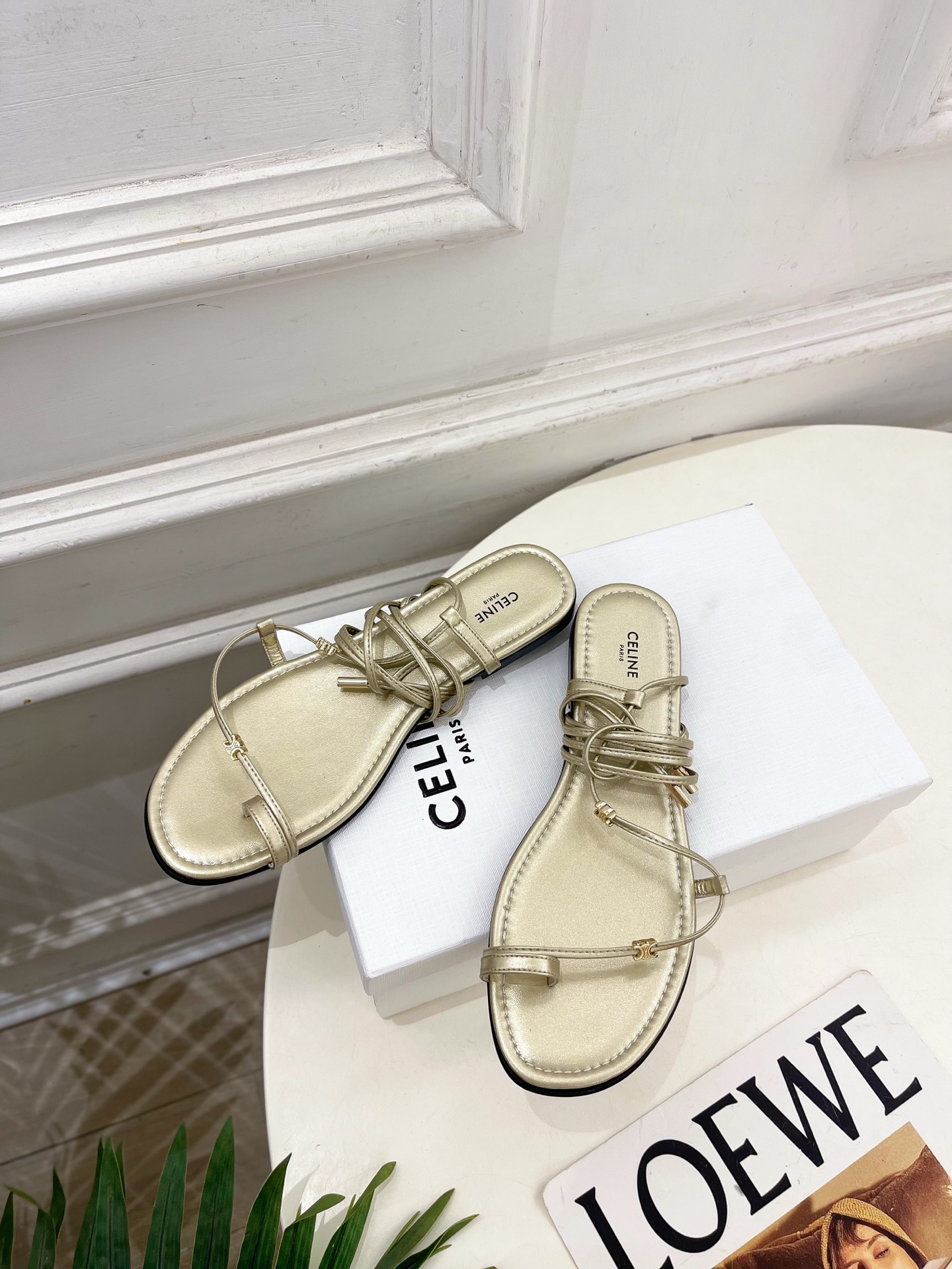 CELINE  | 赛琳  26𝐬𝐬 💛2026春夏最新爆款 凯旋门夹趾绑带平底凉鞋 系列上新！🔜 BS
