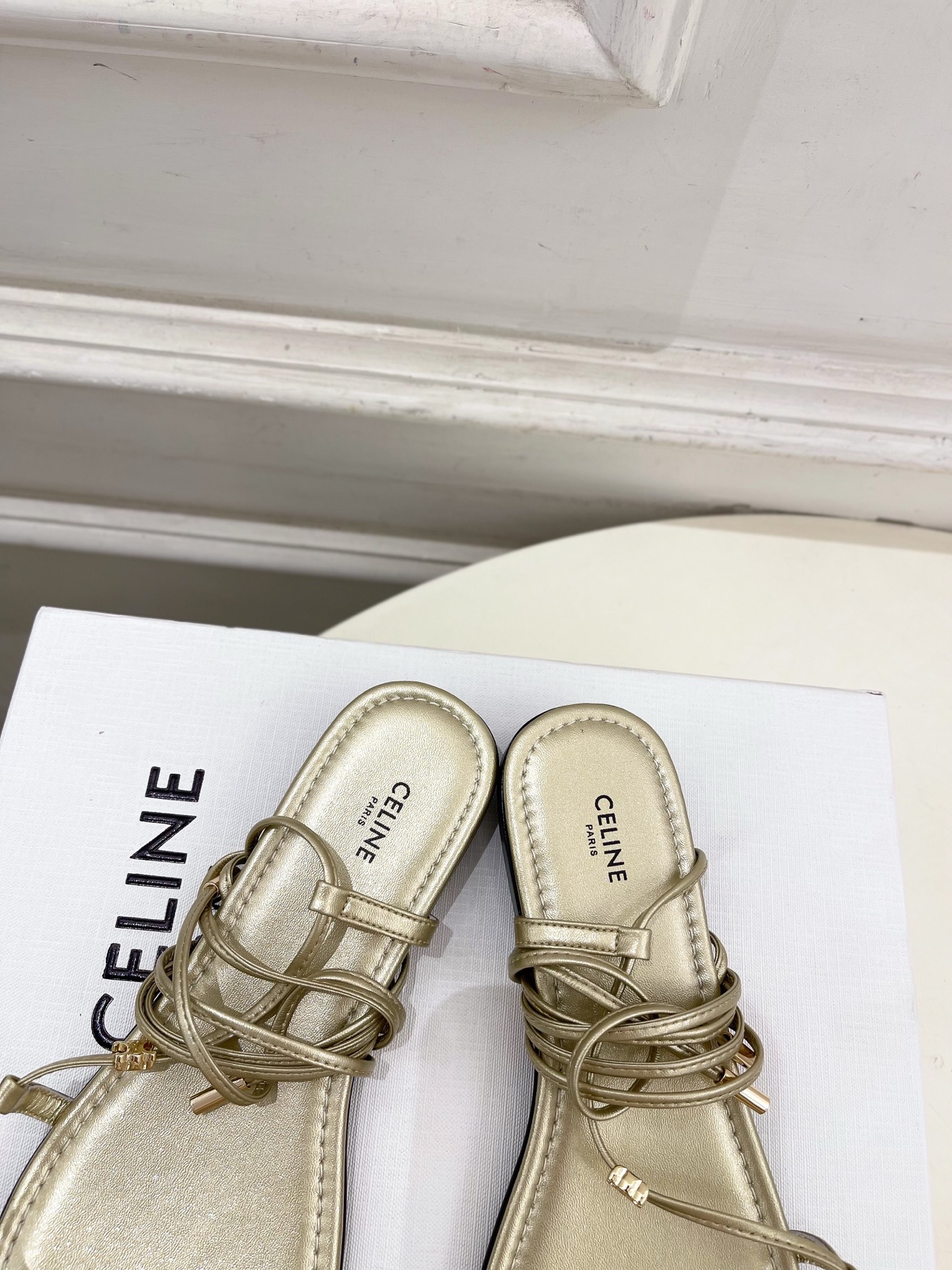 CELINE  | 赛琳  26𝐬𝐬 💛2026春夏最新爆款 凯旋门夹趾绑带平底凉鞋 系列上新！🔜 BS