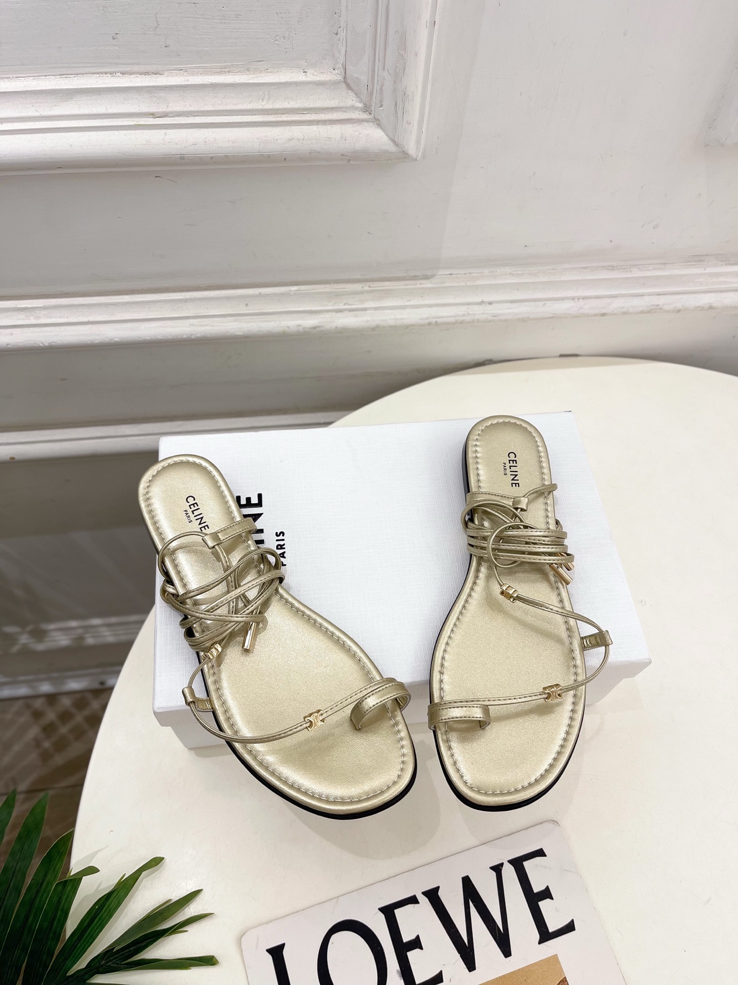 CELINE  | 赛琳  26𝐬𝐬 💛2026春夏最新爆款 凯旋门夹趾绑带平底凉鞋 系列上新！🔜 BS