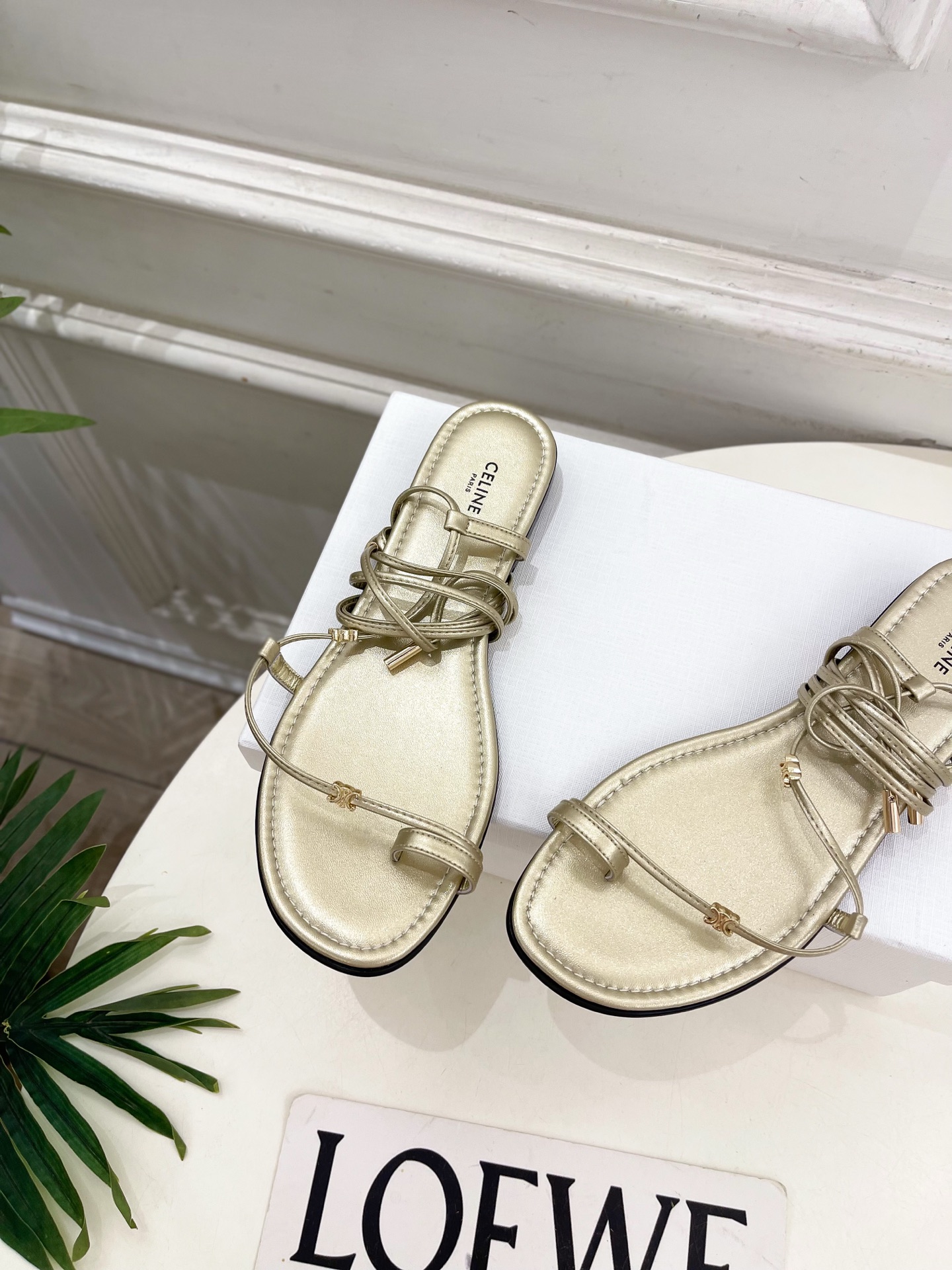CELINE  | 赛琳  26𝐬𝐬 💛2026春夏最新爆款 凯旋门夹趾绑带平底凉鞋 系列上新！🔜 BS
