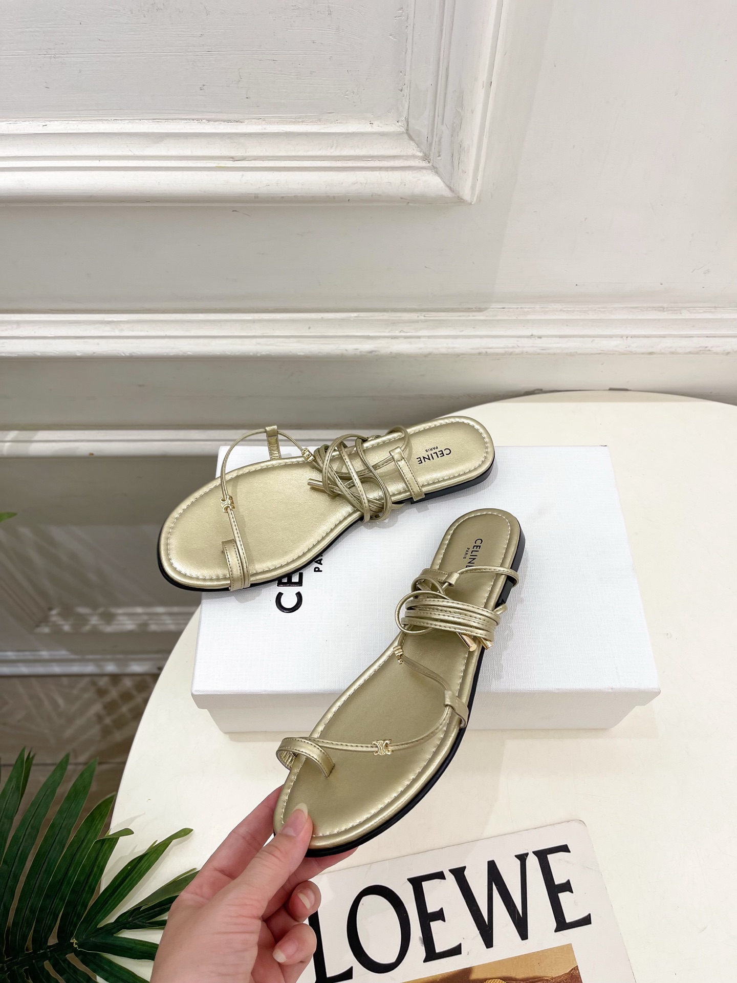 CELINE  | 赛琳  26𝐬𝐬 💛2026春夏最新爆款 凯旋门夹趾绑带平底凉鞋 系列上新！🔜 BS