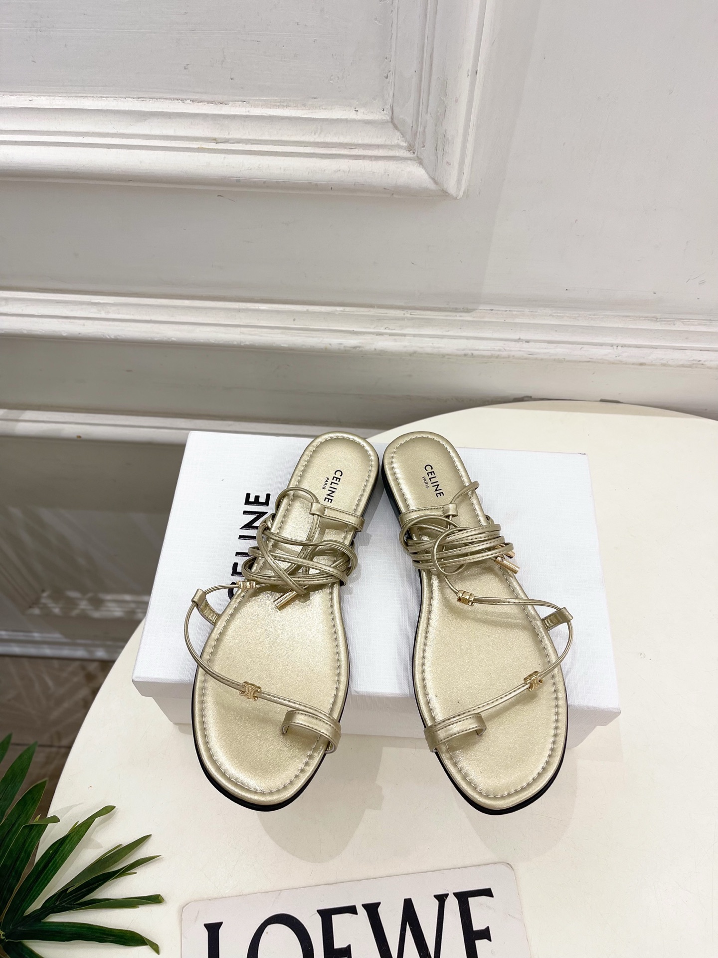 CELINE  | 赛琳  26𝐬𝐬 💛2026春夏最新爆款 凯旋门夹趾绑带平底凉鞋 系列上新！🔜 BS