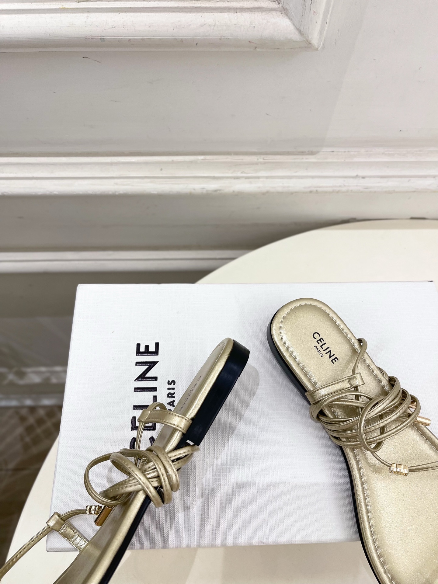 CELINE  | 赛琳  26𝐬𝐬 💛2026春夏最新爆款 凯旋门夹趾绑带平底凉鞋 系列上新！🔜 BS