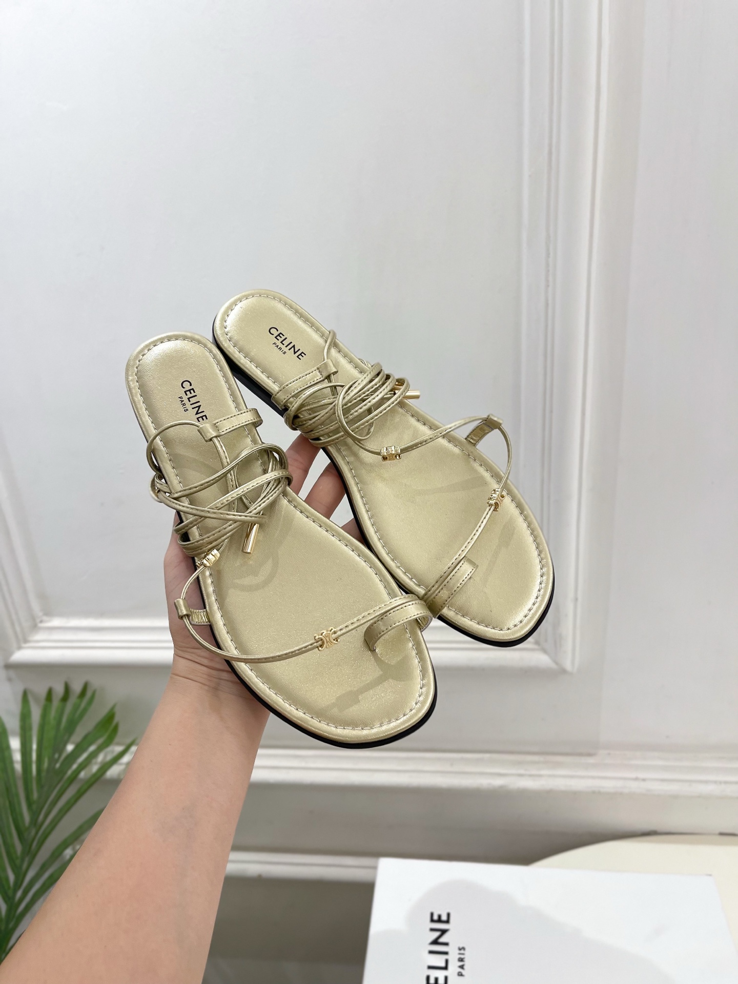 CELINE  | 赛琳  26𝐬𝐬 💛2026春夏最新爆款 凯旋门夹趾绑带平底凉鞋 系列上新！🔜 BS
