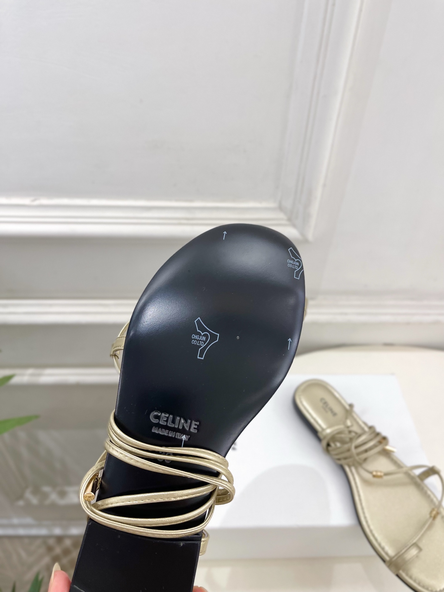 CELINE  | 赛琳  26𝐬𝐬 💛2026春夏最新爆款 凯旋门夹趾绑带平底凉鞋 系列上新！🔜 BS