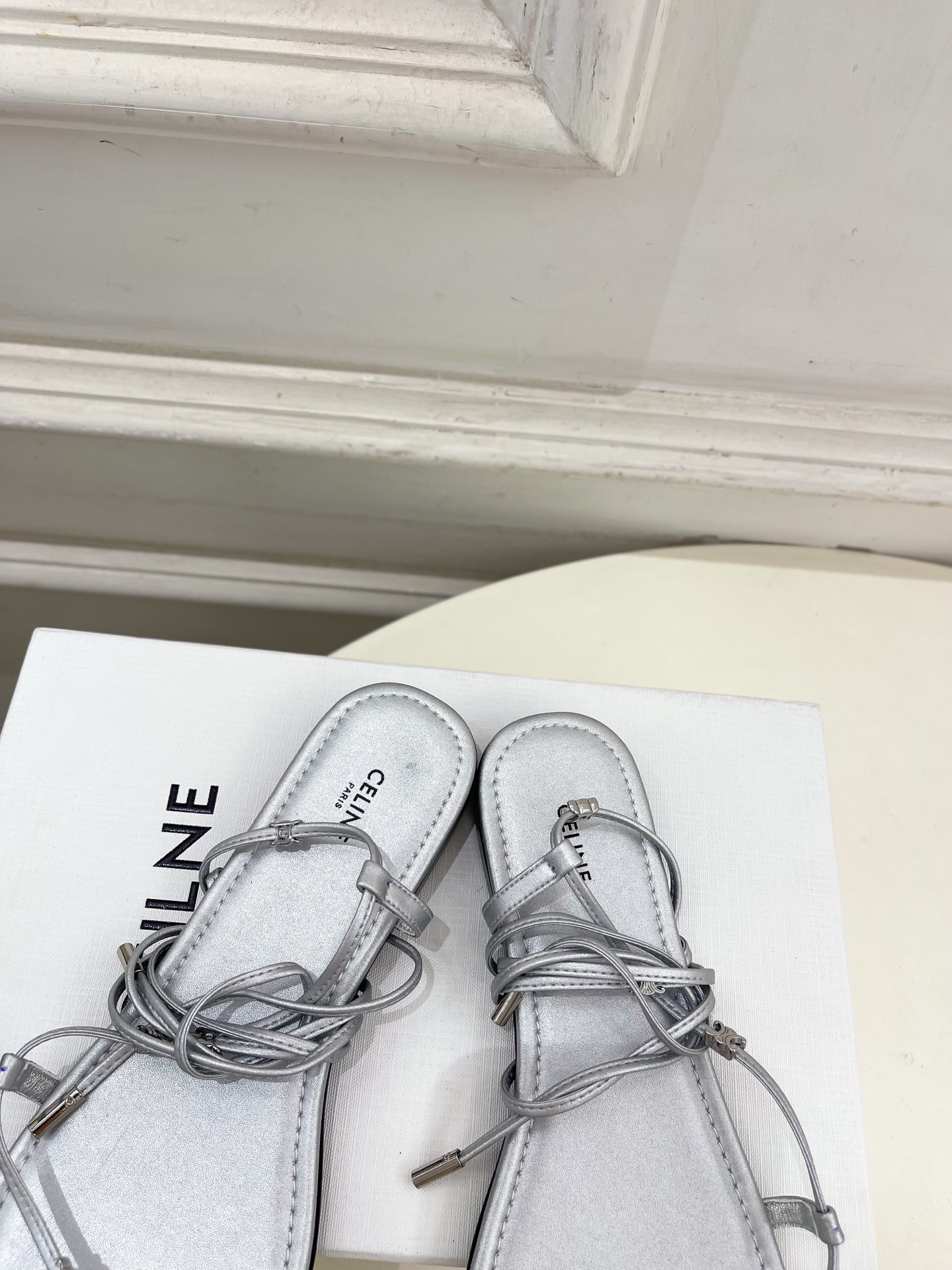 CELINE  | 赛琳  26𝐬𝐬 💛2026春夏最新爆款 凯旋门夹趾绑带平底凉鞋 系列上新！🔜 BS