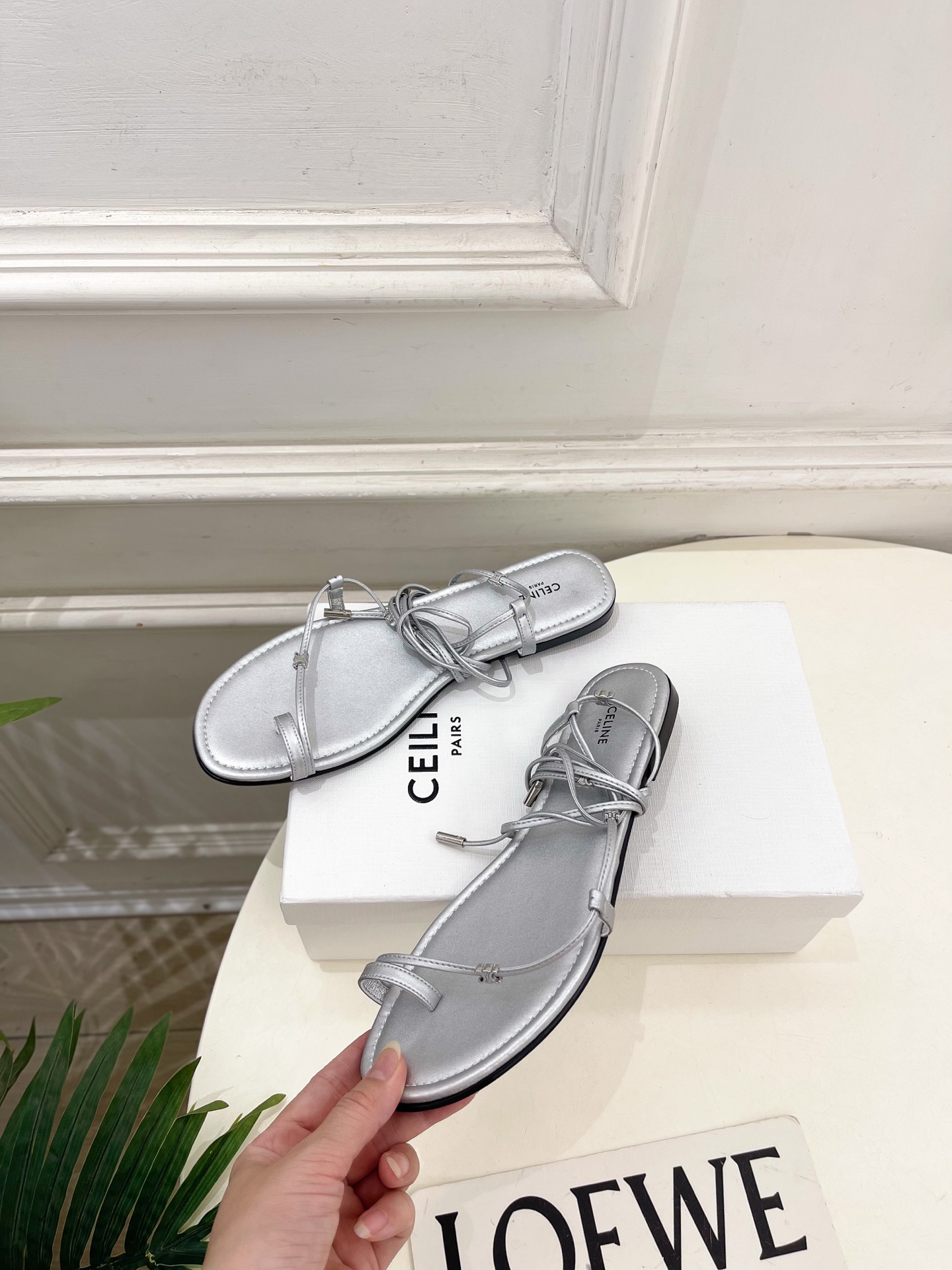 CELINE  | 赛琳  26𝐬𝐬 💛2026春夏最新爆款 凯旋门夹趾绑带平底凉鞋 系列上新！🔜 BS