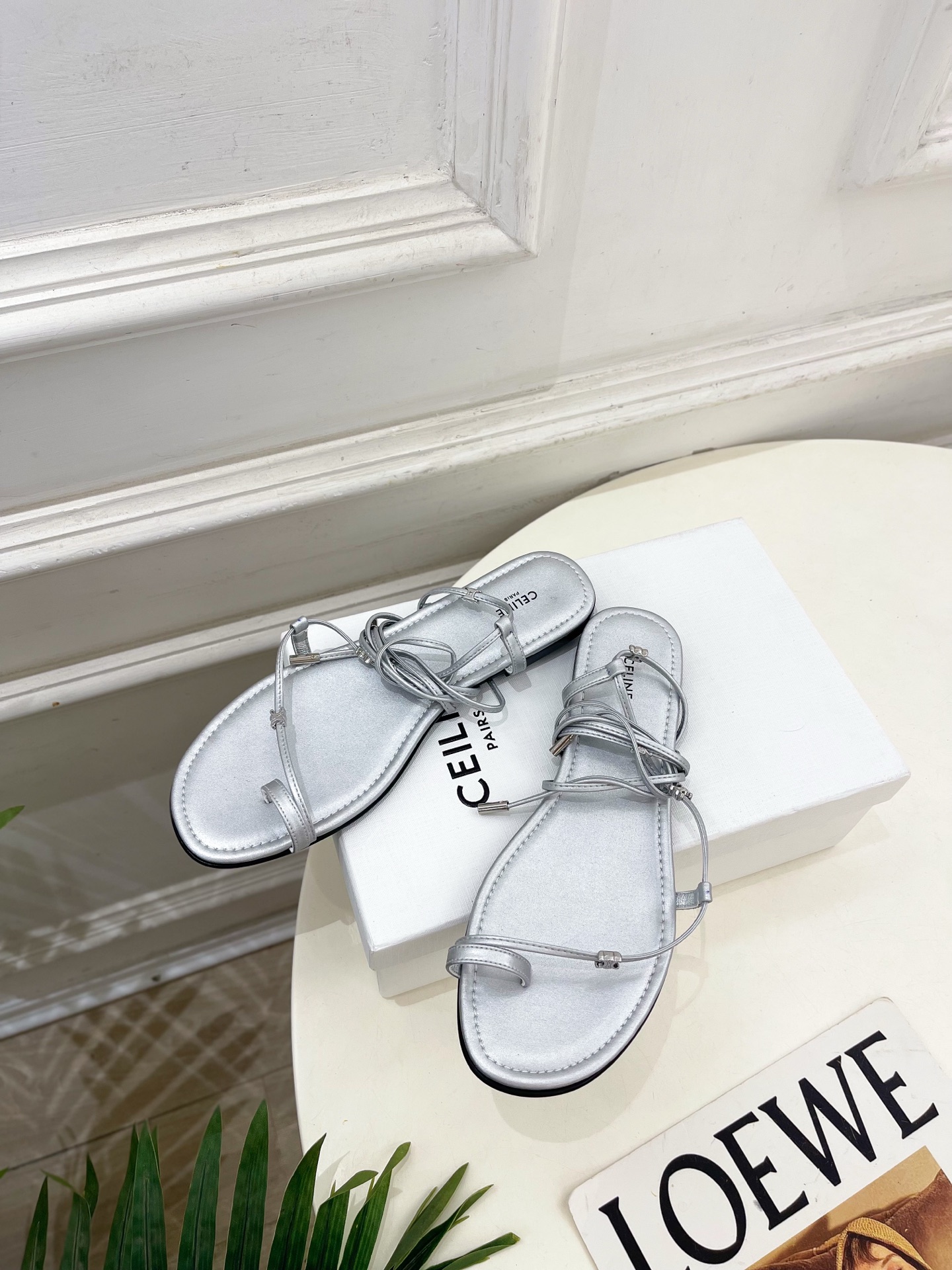 CELINE  | 赛琳  26𝐬𝐬 💛2026春夏最新爆款 凯旋门夹趾绑带平底凉鞋 系列上新！🔜 BS