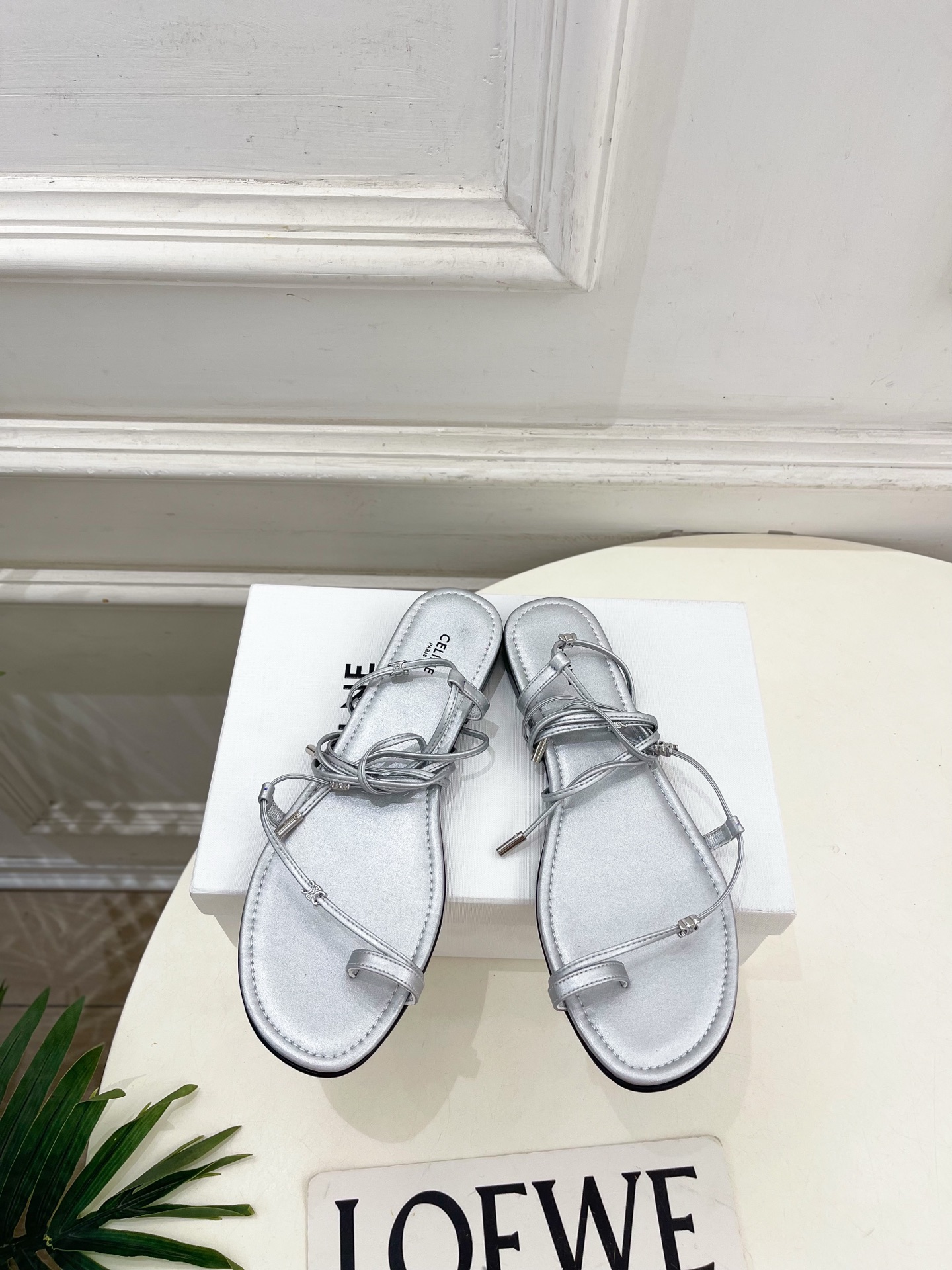 CELINE  | 赛琳  26𝐬𝐬 💛2026春夏最新爆款 凯旋门夹趾绑带平底凉鞋 系列上新！🔜 BS