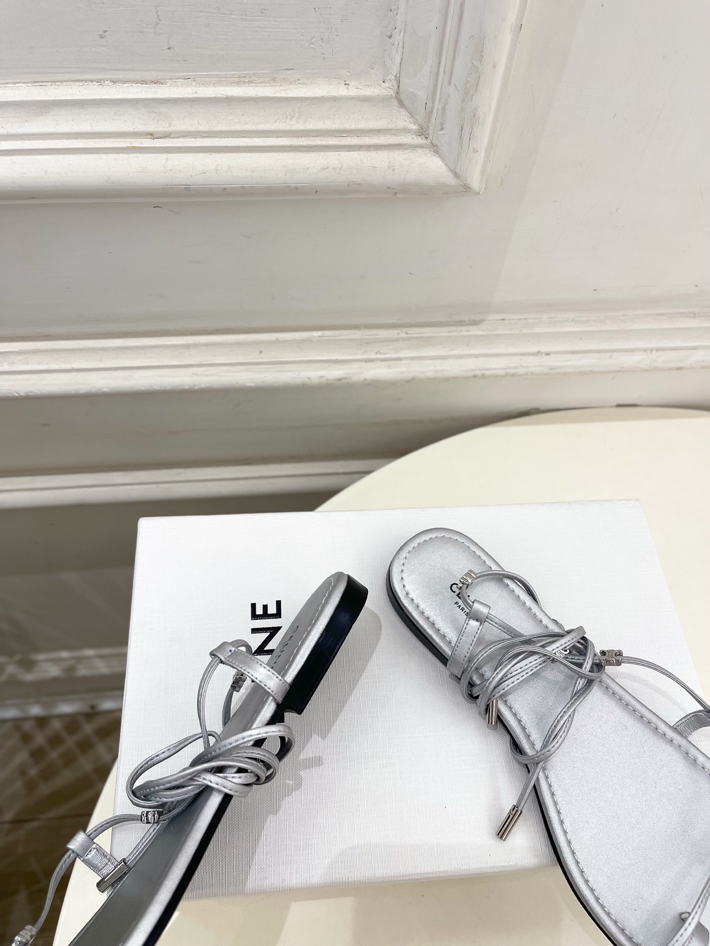 CELINE  | 赛琳  26𝐬𝐬 💛2026春夏最新爆款 凯旋门夹趾绑带平底凉鞋 系列上新！🔜 BS