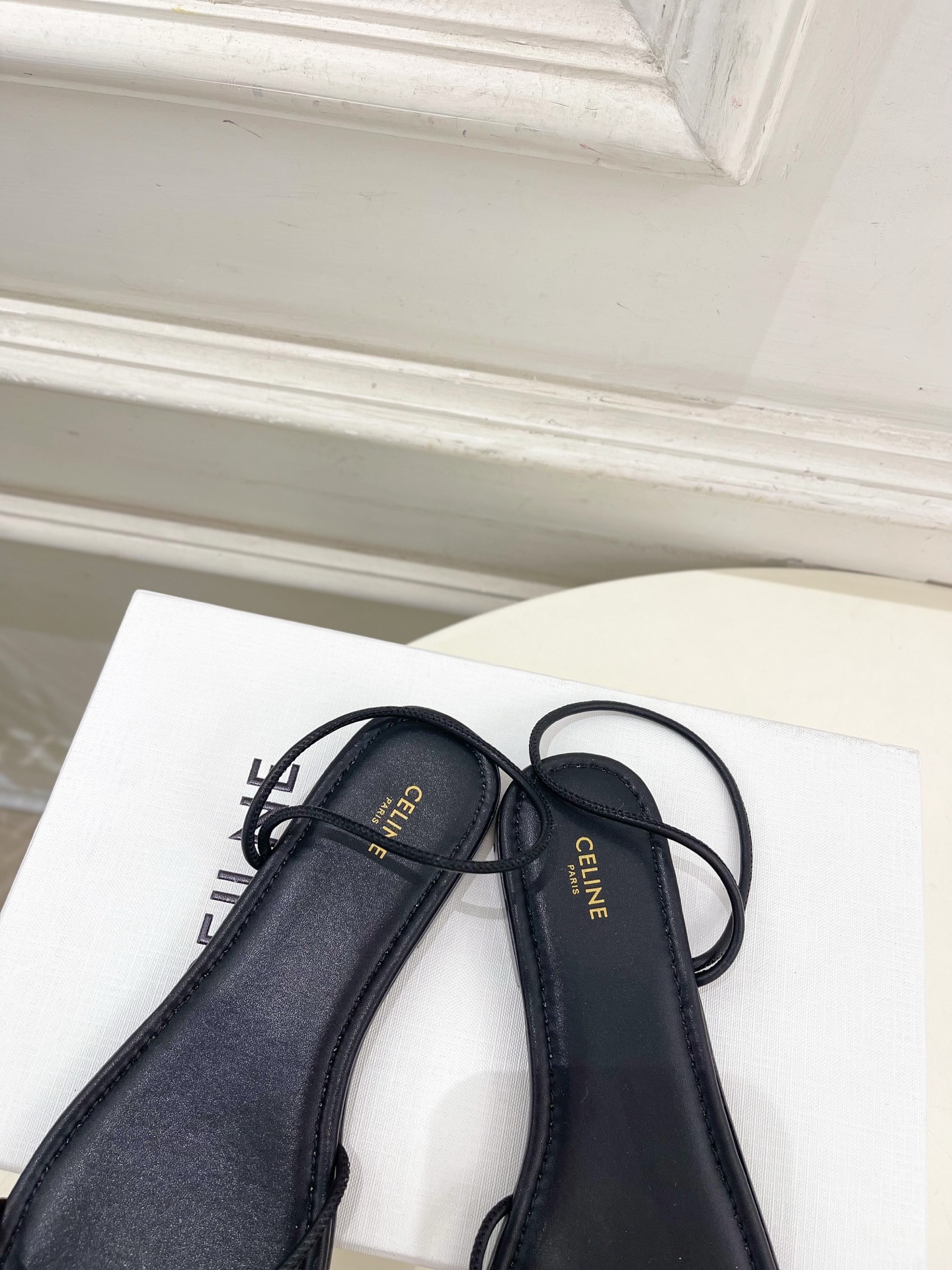 CELINE  | 赛琳  26𝐬𝐬 💛2026春夏最新爆款 凯旋门细带夹趾平底凉鞋 系列上新！🔜 BS