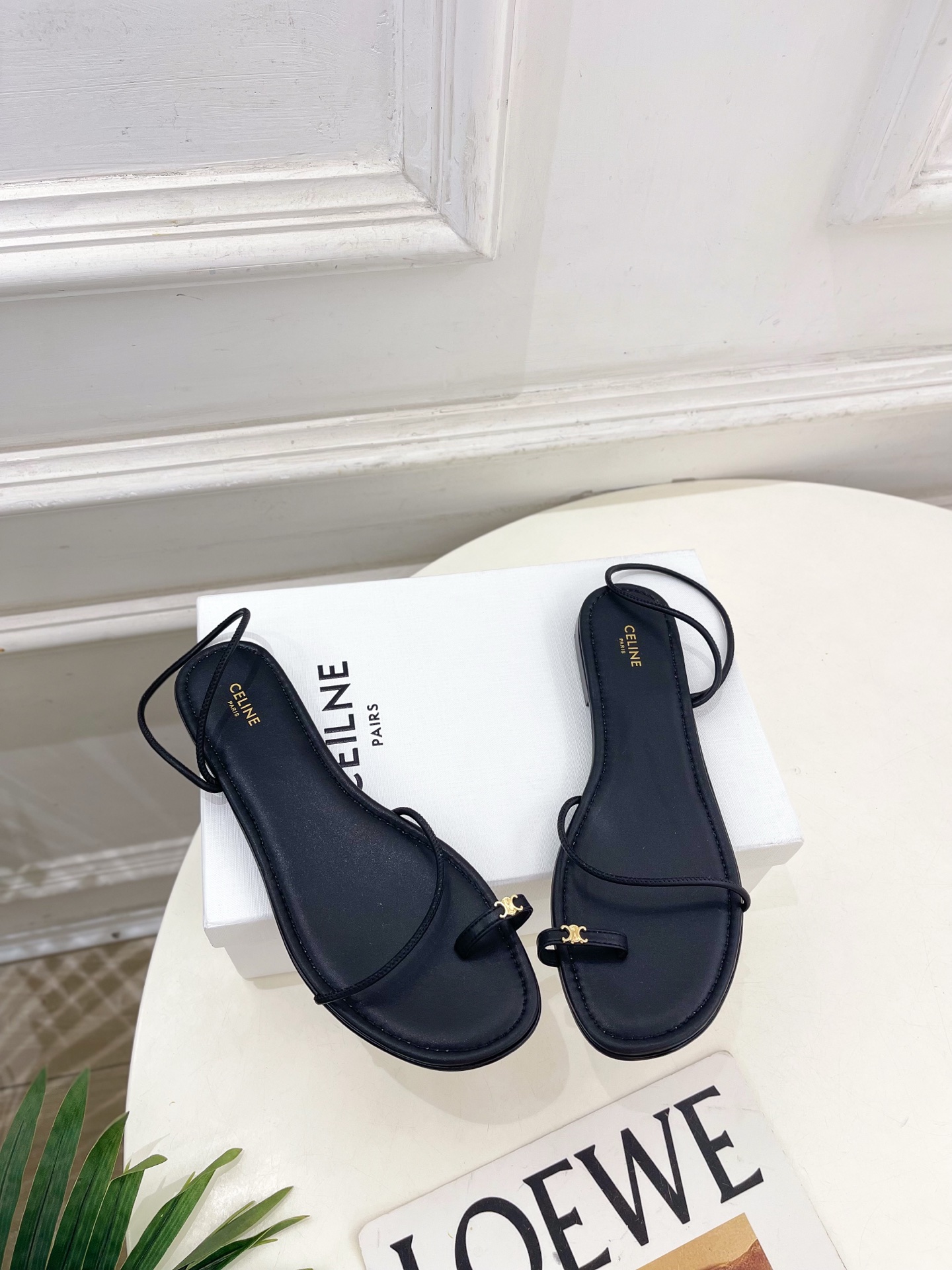 CELINE  | 赛琳  26𝐬𝐬 💛2026春夏最新爆款 凯旋门细带夹趾平底凉鞋 系列上新！🔜 BS