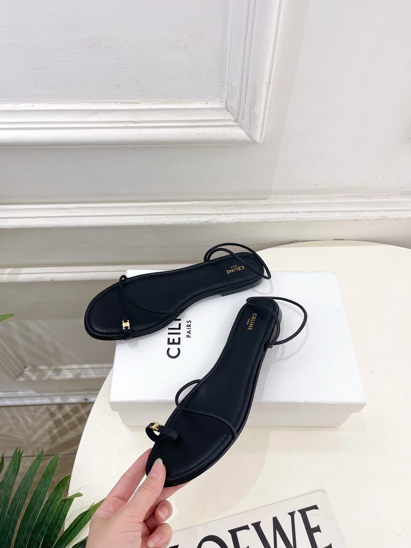CELINE  | 赛琳  26𝐬𝐬 💛2026春夏最新爆款 凯旋门细带夹趾平底凉鞋 系列上新！🔜 BS