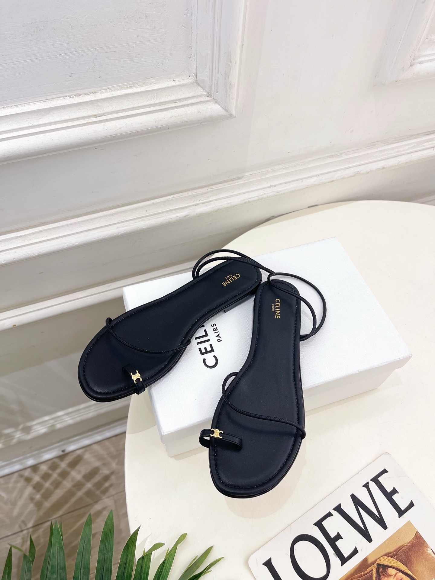CELINE  | 赛琳  26𝐬𝐬 💛2026春夏最新爆款 凯旋门细带夹趾平底凉鞋 系列上新！🔜 BS