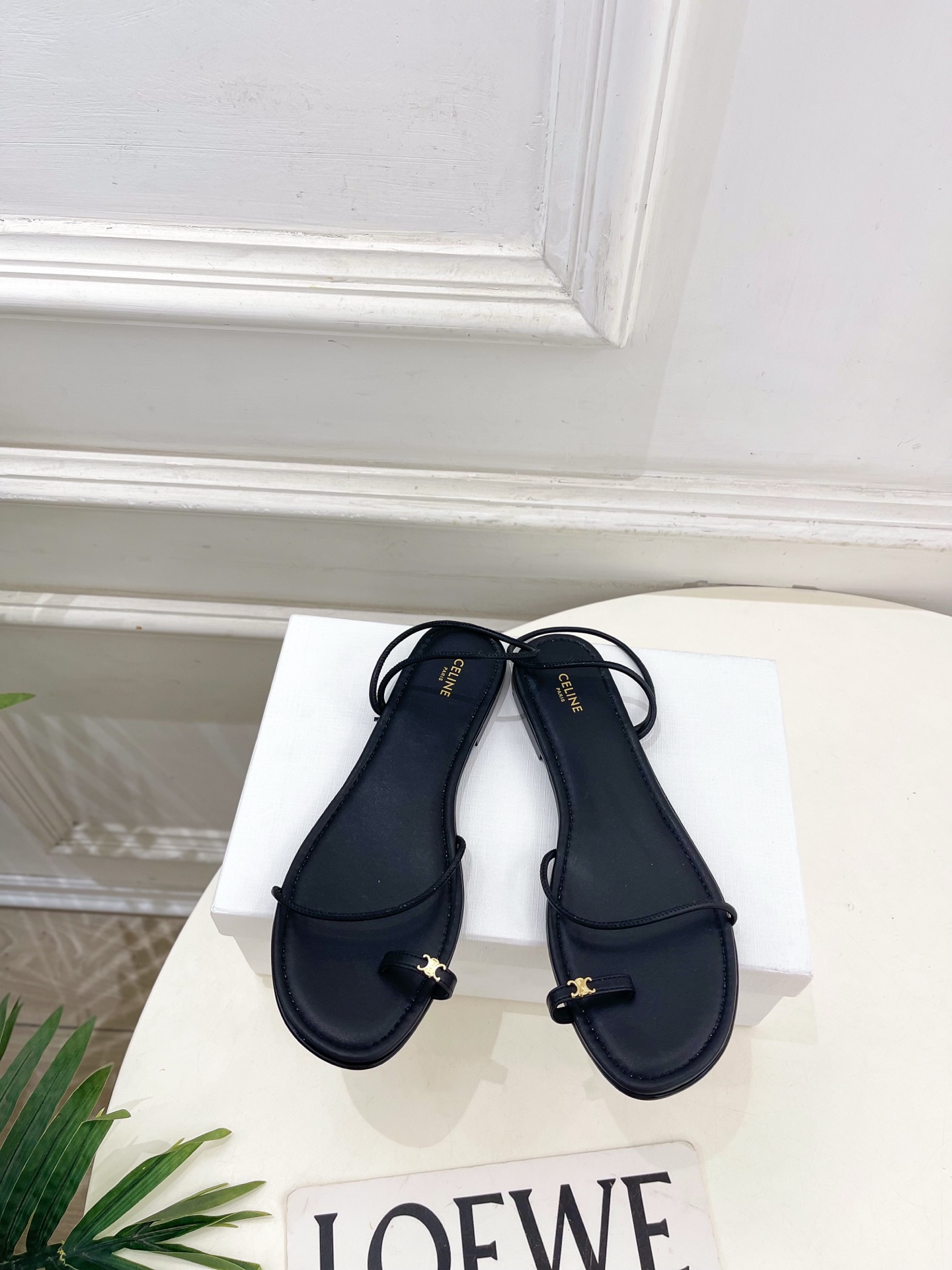 CELINE  | 赛琳  26𝐬𝐬 💛2026春夏最新爆款 凯旋门细带夹趾平底凉鞋 系列上新！🔜 BS