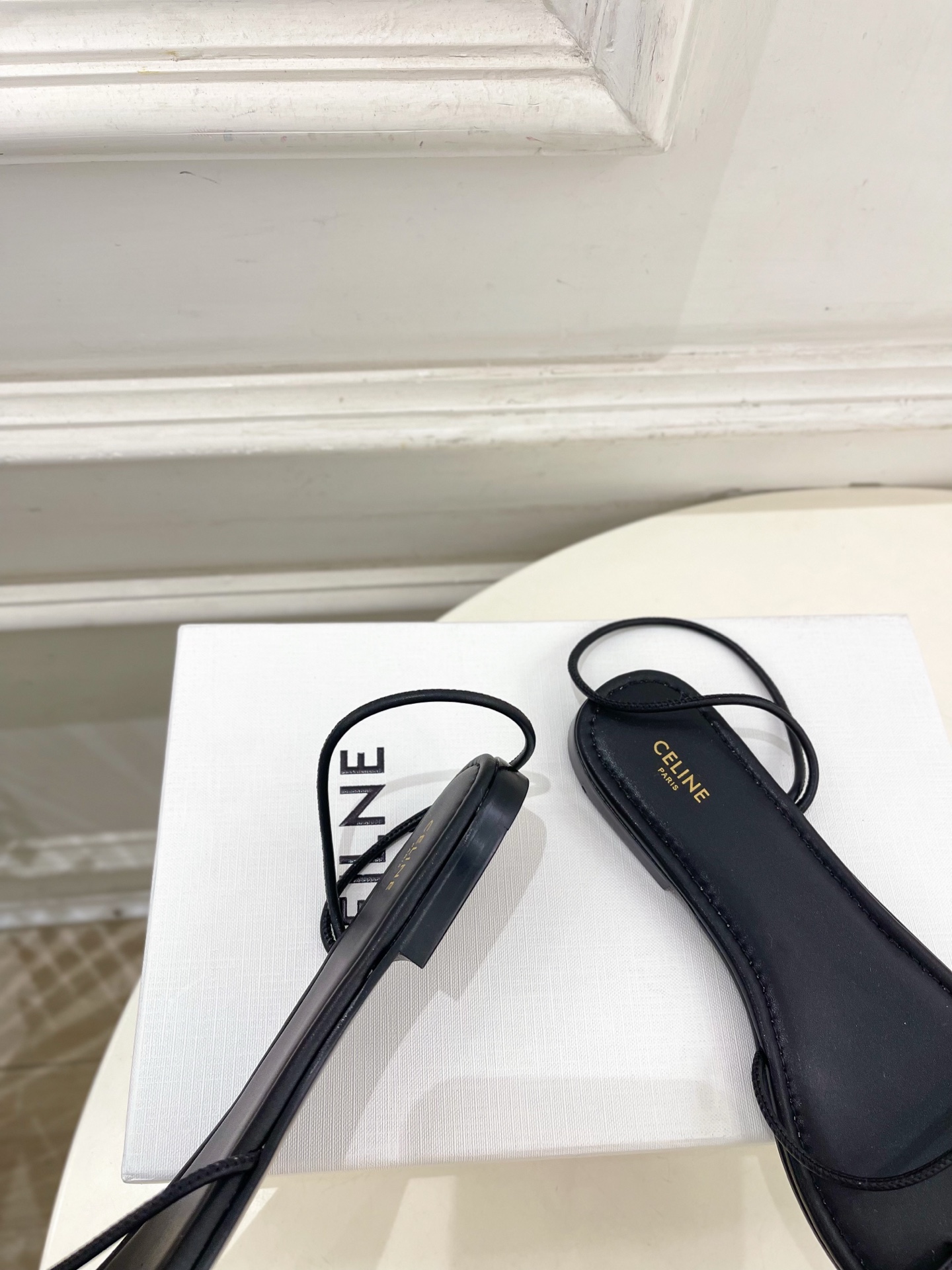 CELINE  | 赛琳  26𝐬𝐬 💛2026春夏最新爆款 凯旋门细带夹趾平底凉鞋 系列上新！🔜 BS