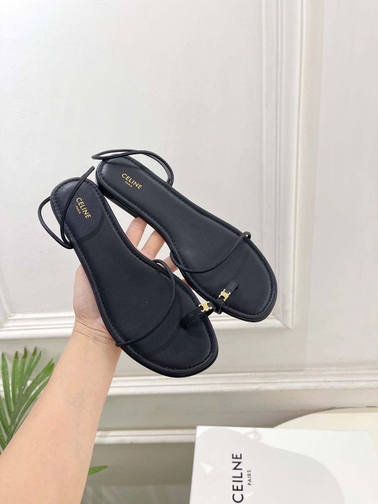 CELINE  | 赛琳  26𝐬𝐬 💛2026春夏最新爆款 凯旋门细带夹趾平底凉鞋 系列上新！🔜 BS