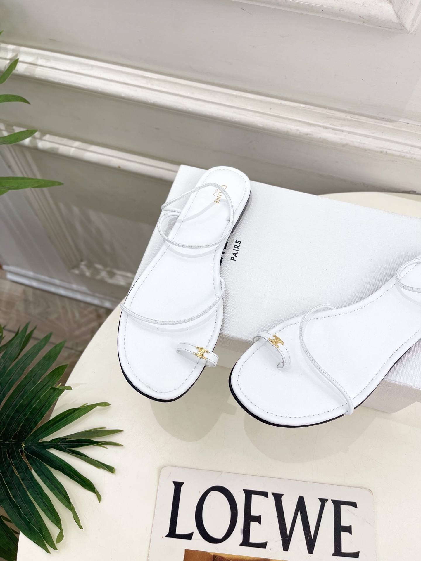 CELINE  | 赛琳  26𝐬𝐬 💛2026春夏最新爆款 凯旋门细带夹趾平底凉鞋 系列上新！🔜 BS