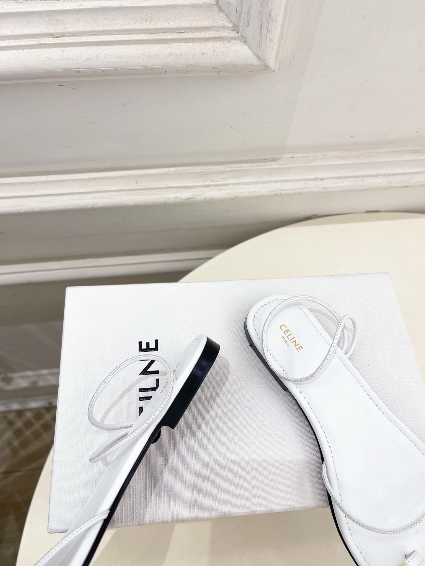 CELINE  | 赛琳  26𝐬𝐬 💛2026春夏最新爆款 凯旋门细带夹趾平底凉鞋 系列上新！🔜 BS