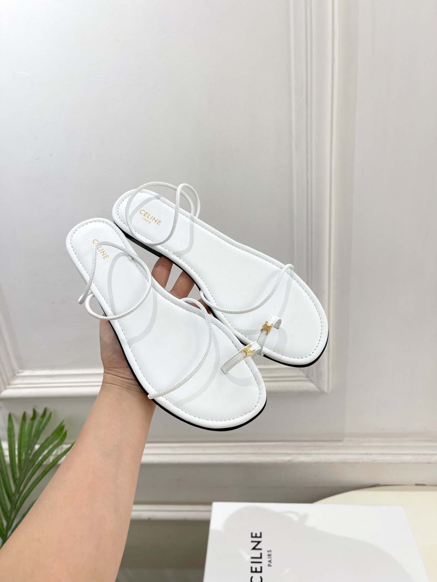 CELINE  | 赛琳  26𝐬𝐬 💛2026春夏最新爆款 凯旋门细带夹趾平底凉鞋 系列上新！🔜 BS